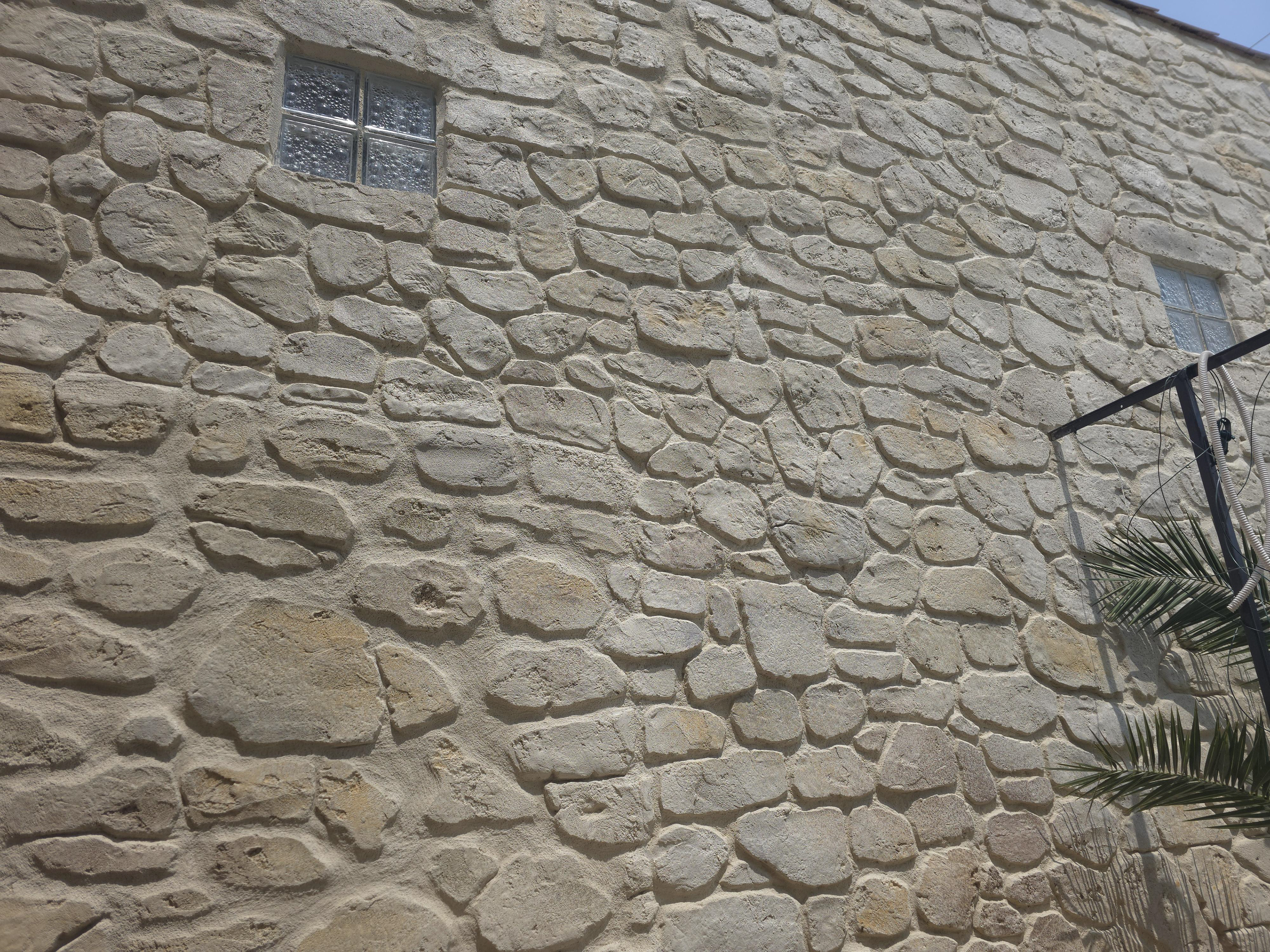 Mur avec un autre style de pierre