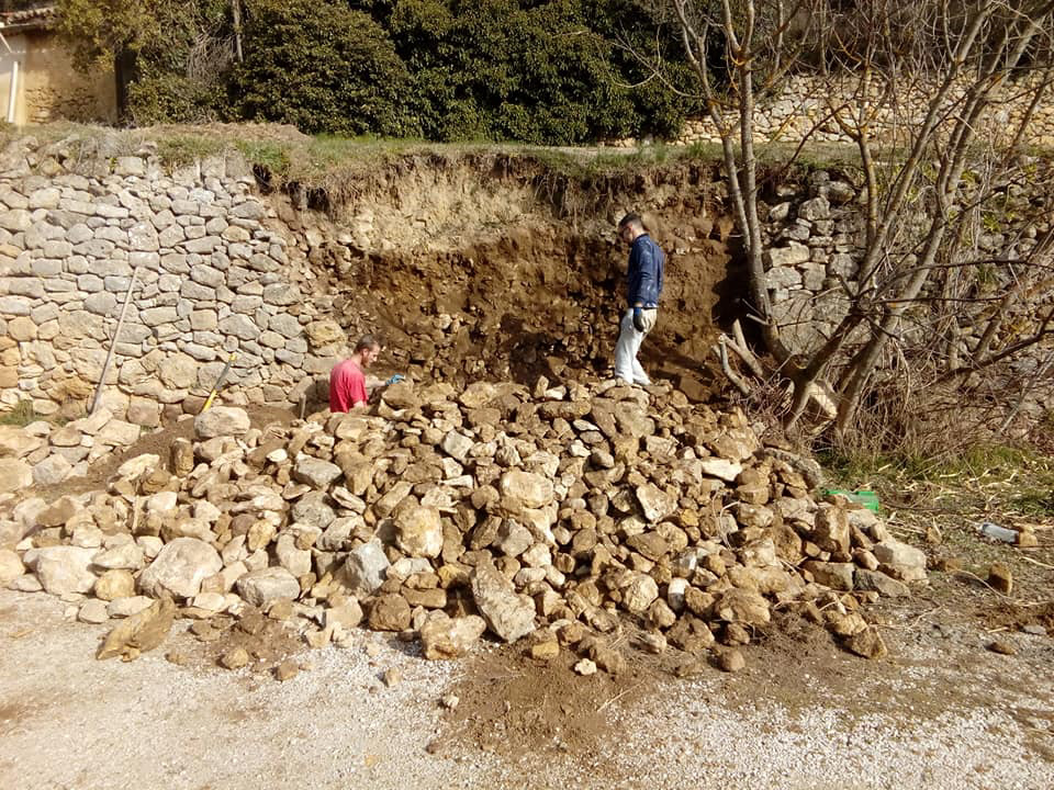 Début de reconstruction du mur