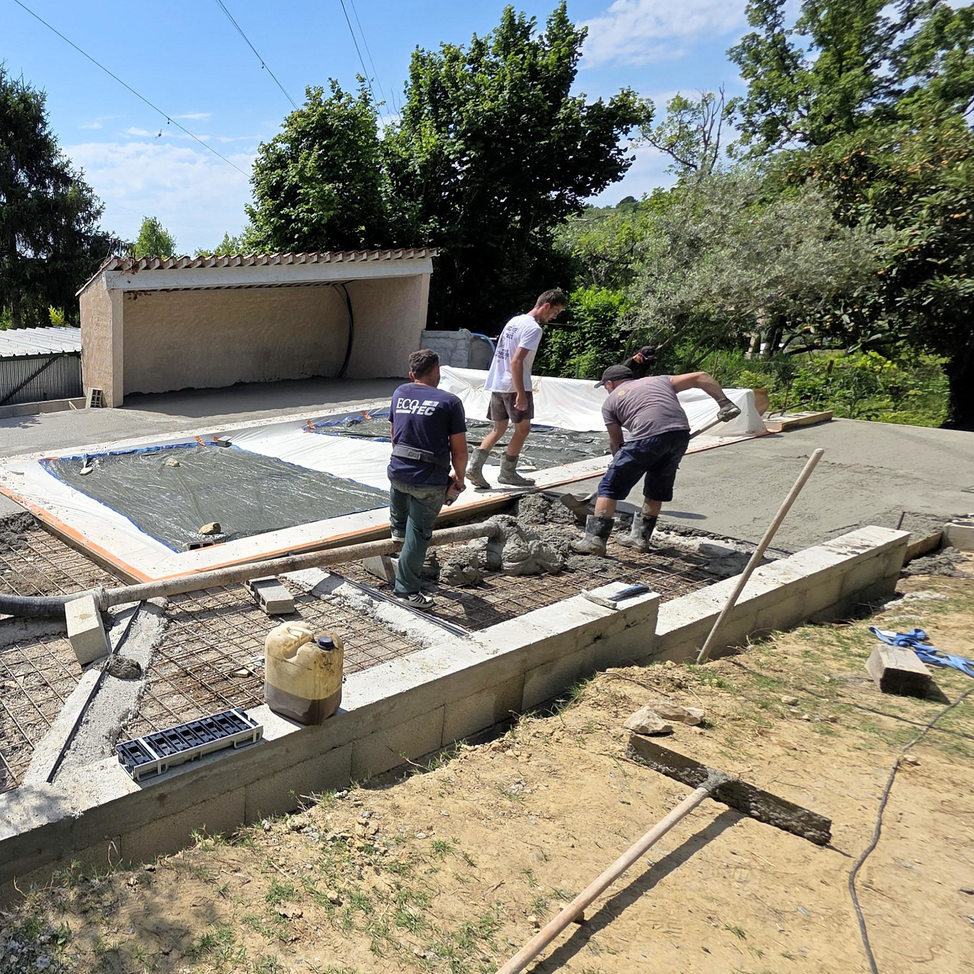Mise en place du béton du tour de piscine