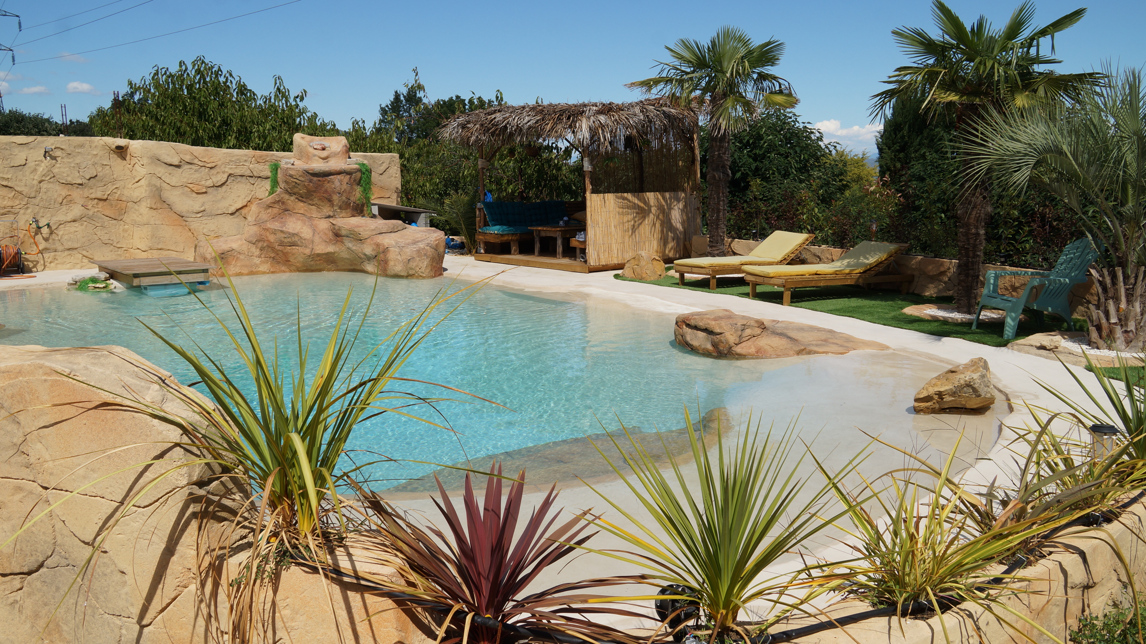 Vue sur la piscine avec cascade