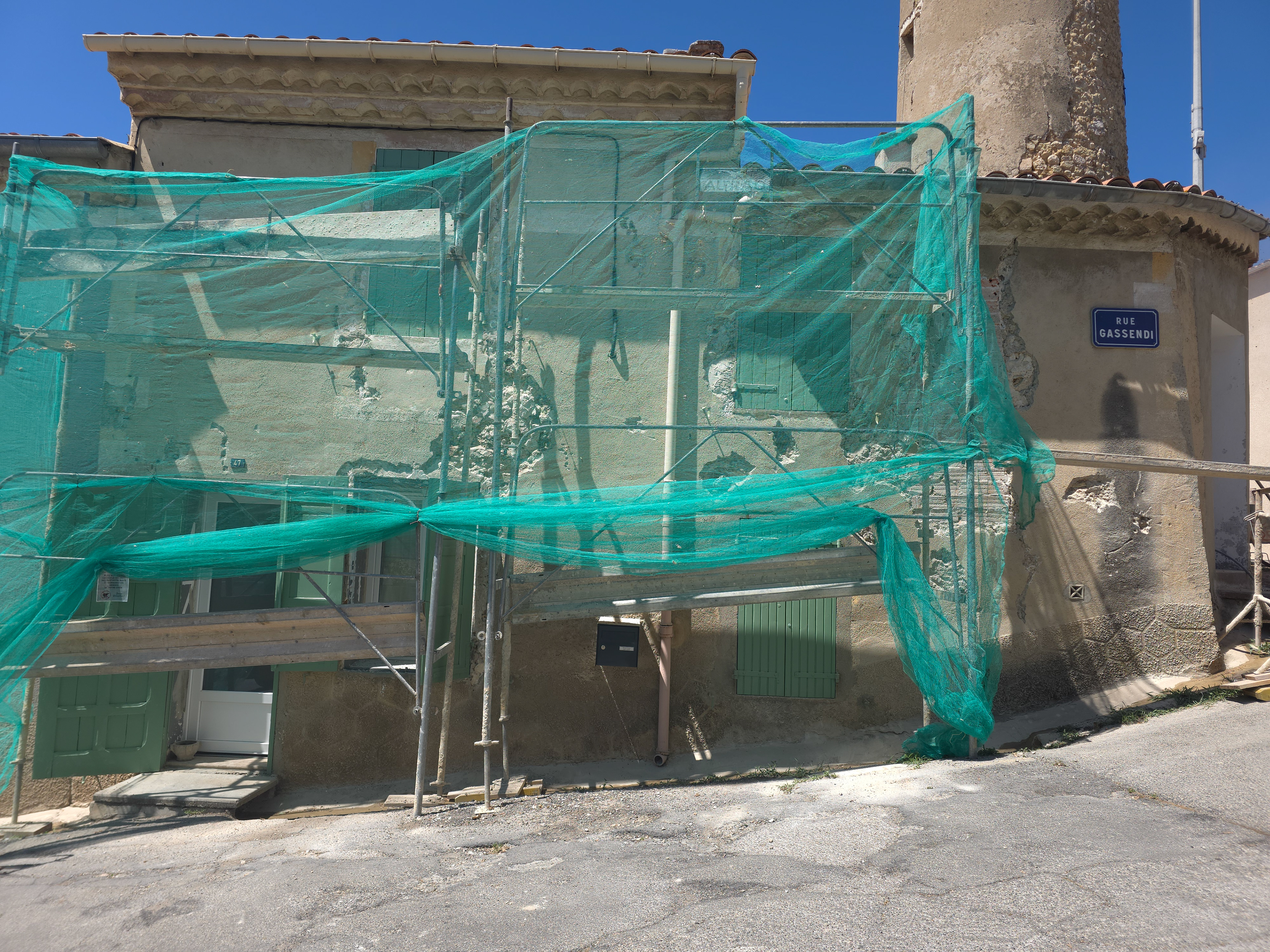 Préparation du chantier avec échafaudage