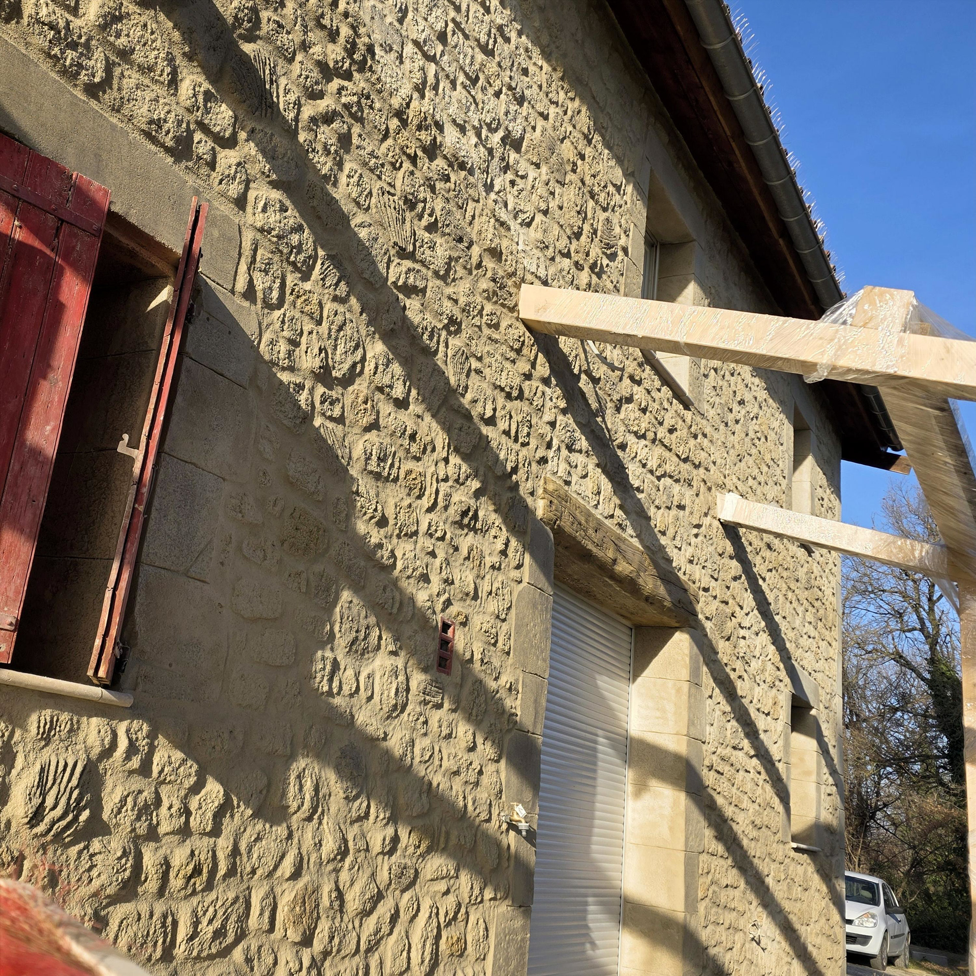 Bandeau des fenêtres en pierre