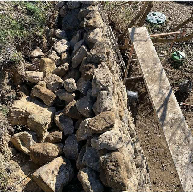 Montage du mur en pierre