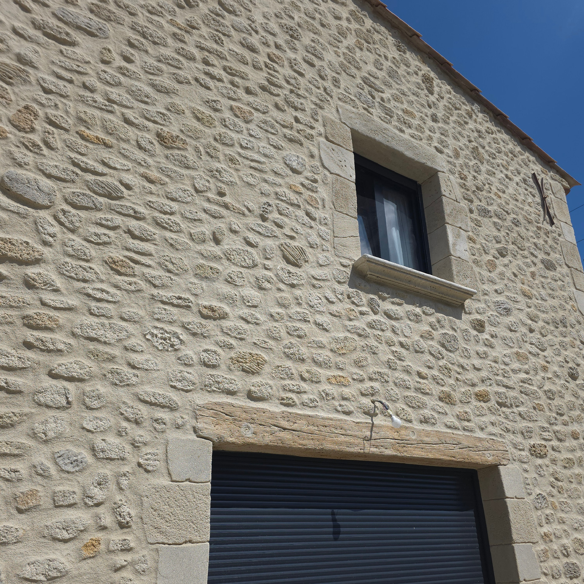 Vue sur pignon du mas