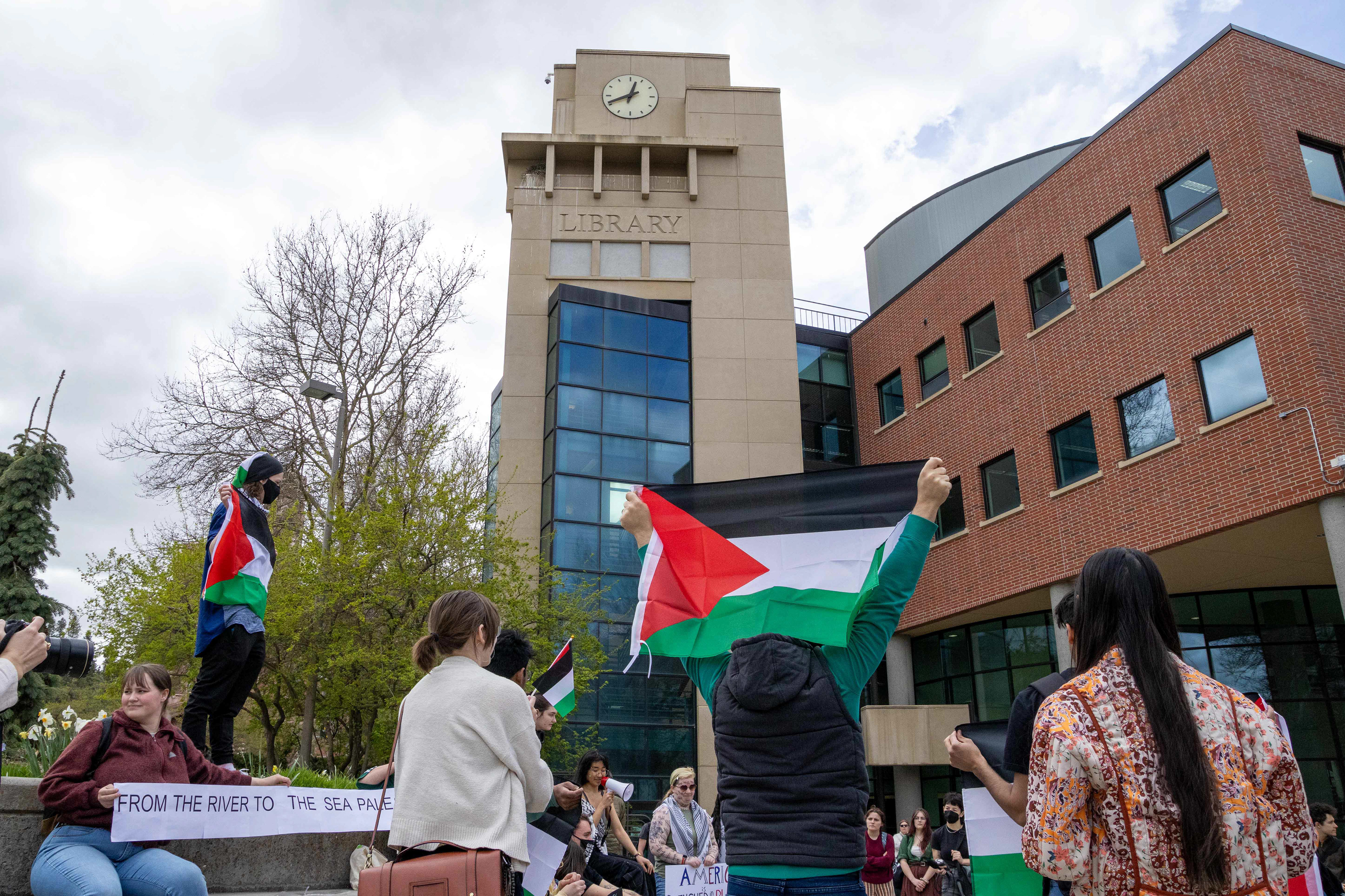 Protestors gather in front of the University of Idaho library, demonstrating their pro-Palestine message, April 25, 2024. (Argonaut/John Keegan)