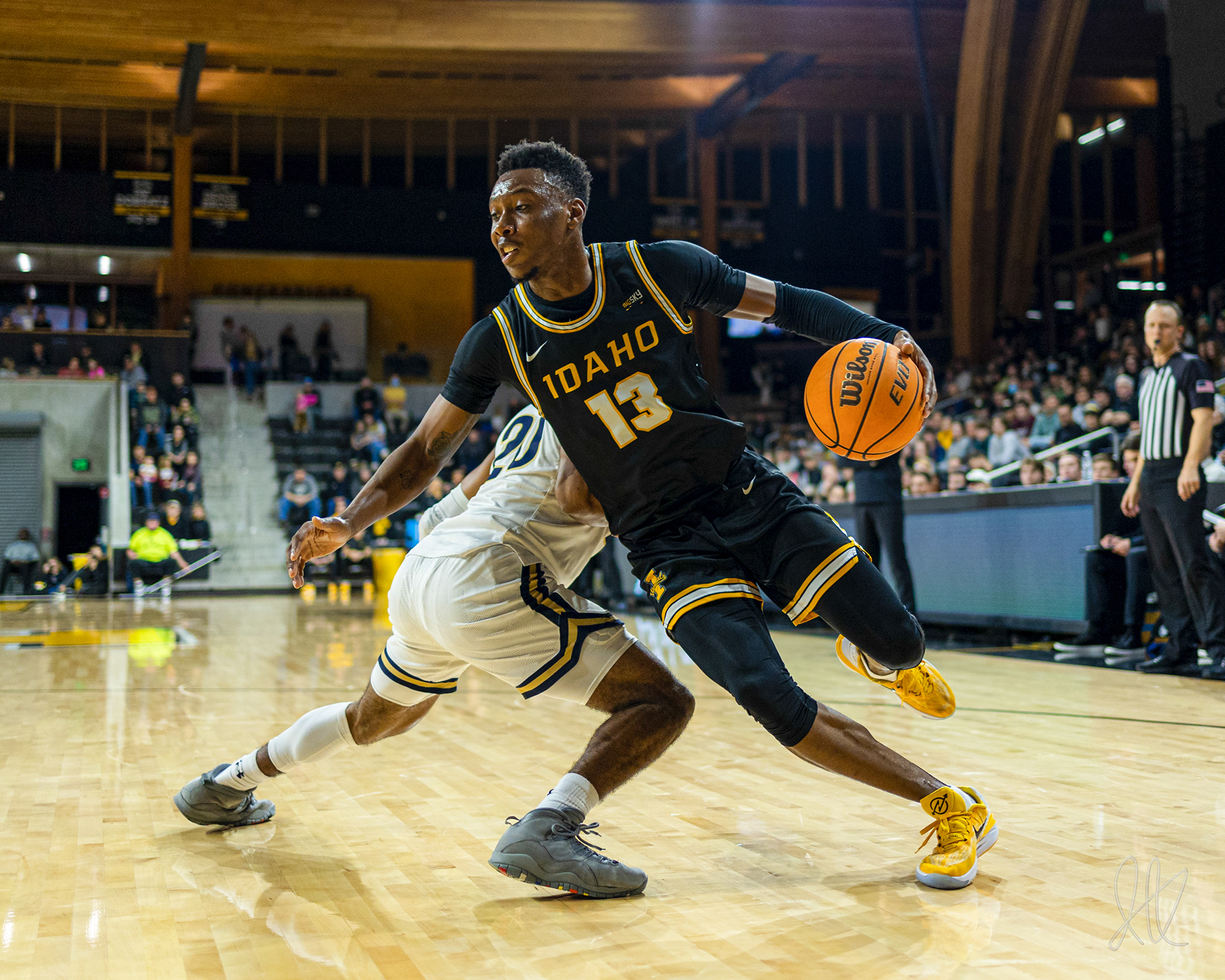 Divant'e Moffitt spins around a defender to get to the paint