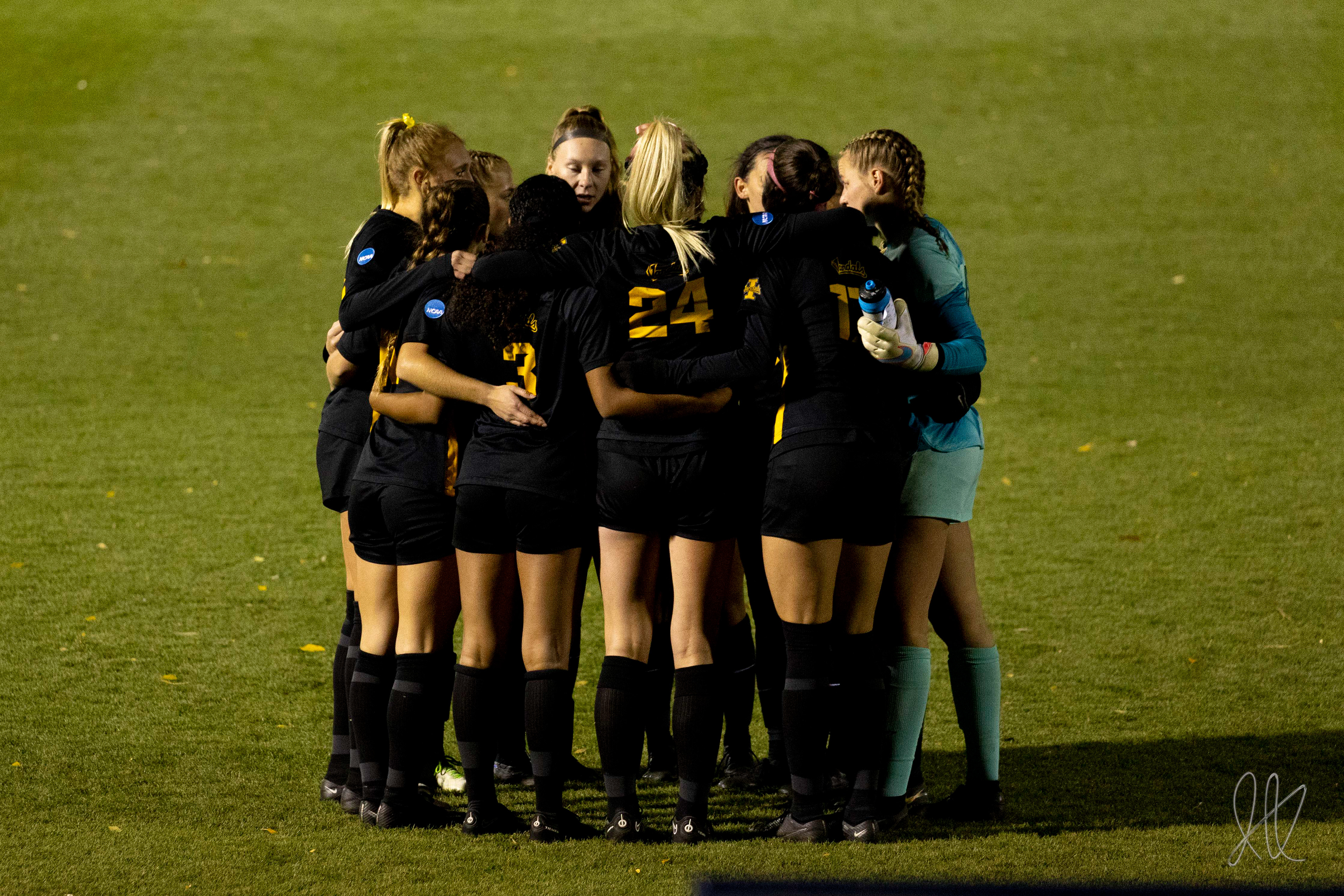 The Vandals huddle before the Gonzaga NCAA tournament game