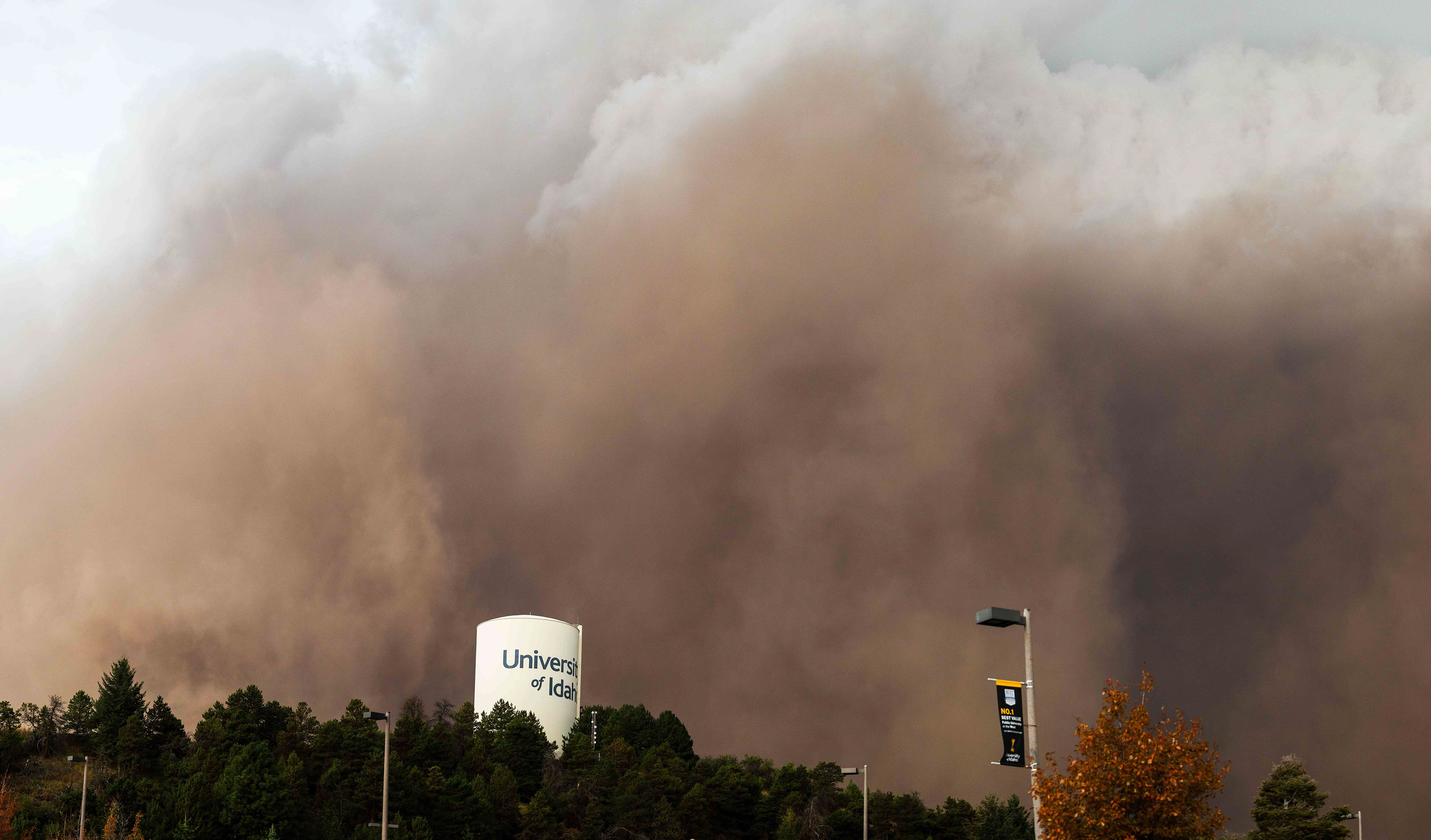 A massive dust storm bears down on the University of Idaho campus, Sept. 25, 2024. (Argonaut/John Keegan)