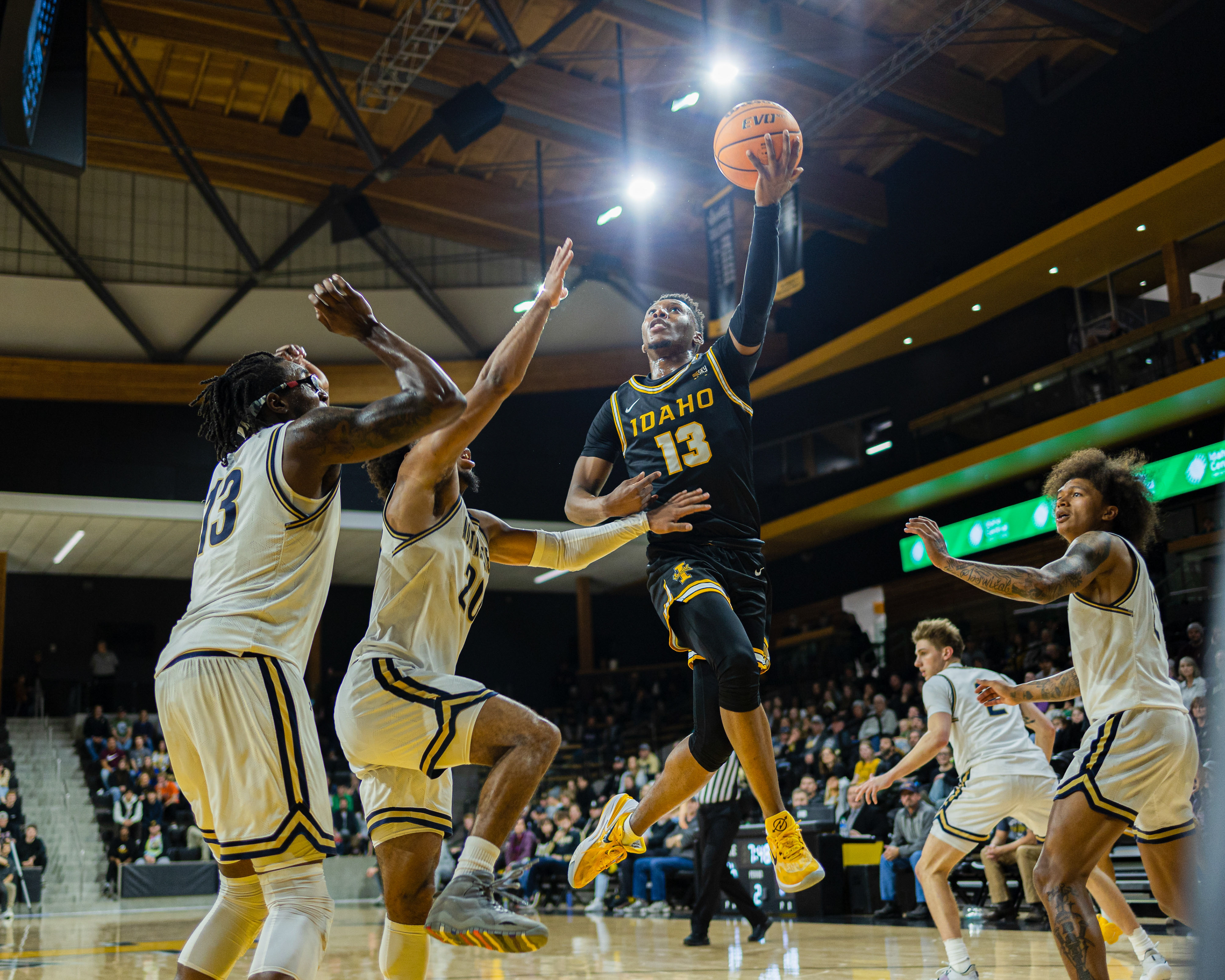 Idaho guard Divant'e Moffitt goes for a layup in a game against Montana State University on Jan. 16, 2023. (Argonaut/John Keegan)