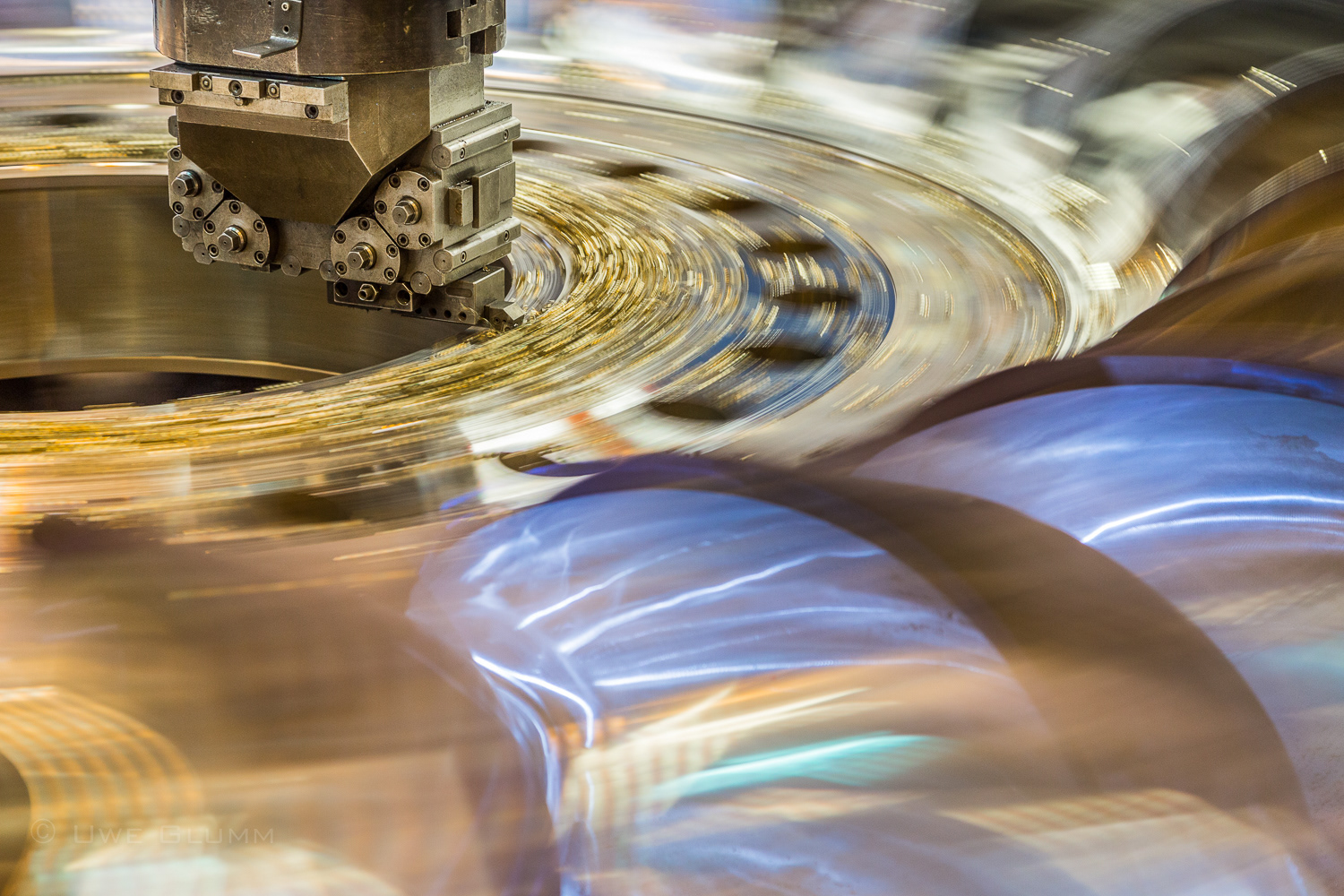 Drehbearbeitung der Wellenaschlussfläche an einem Pelton-Laufrad