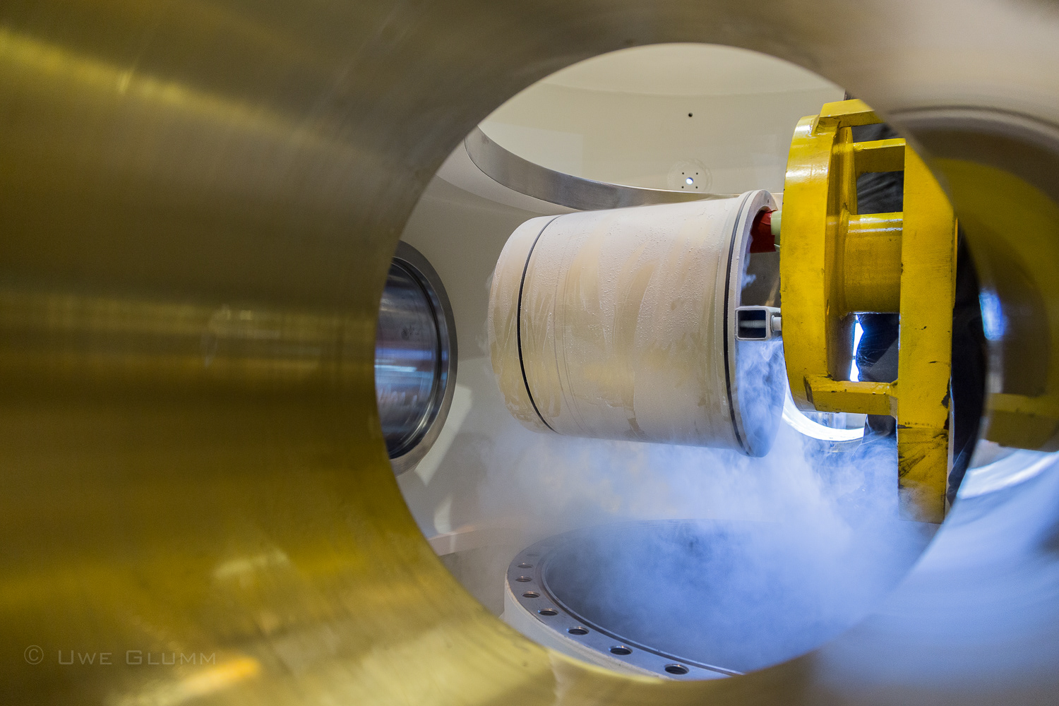 In flüssigem Stickstoff abgekühlte Lagerbüchse beim Einziehen