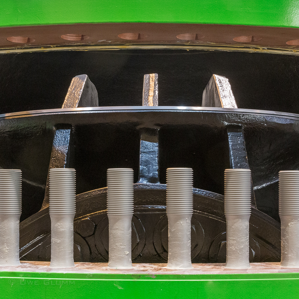 Dehnschaftschrauben für Kugelschieberdeckel