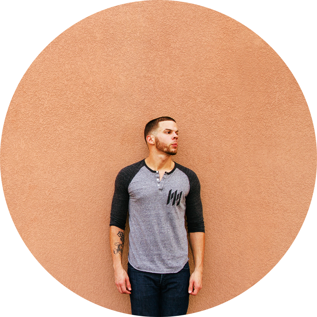 A picture of freelance graphic designer, Jorge Nieves, posing for his About Me page picture.