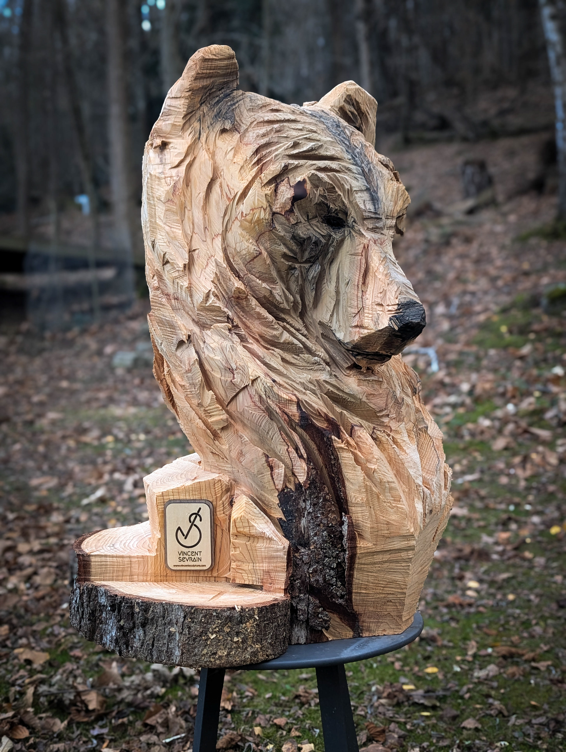 Sculpture à la tronçonneuse d'un ours 1