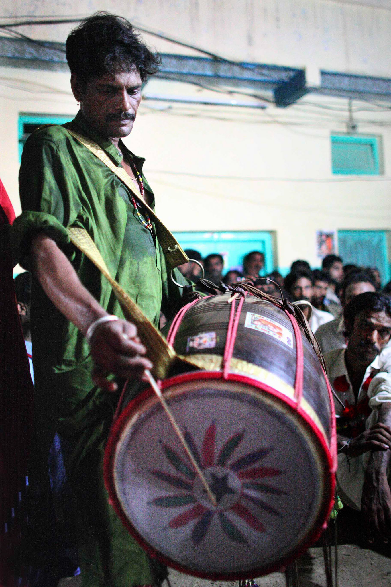 Jhura sain played the sufi beat by the shrine of Lal Shahbaz Qalandar. Jhura sain is the one of famous sufi dhol player. (Travel)