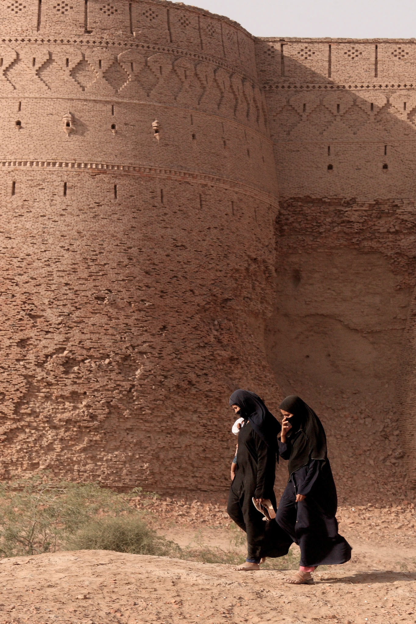 Pakistani ladies walked around the derawar fort. (Travel)