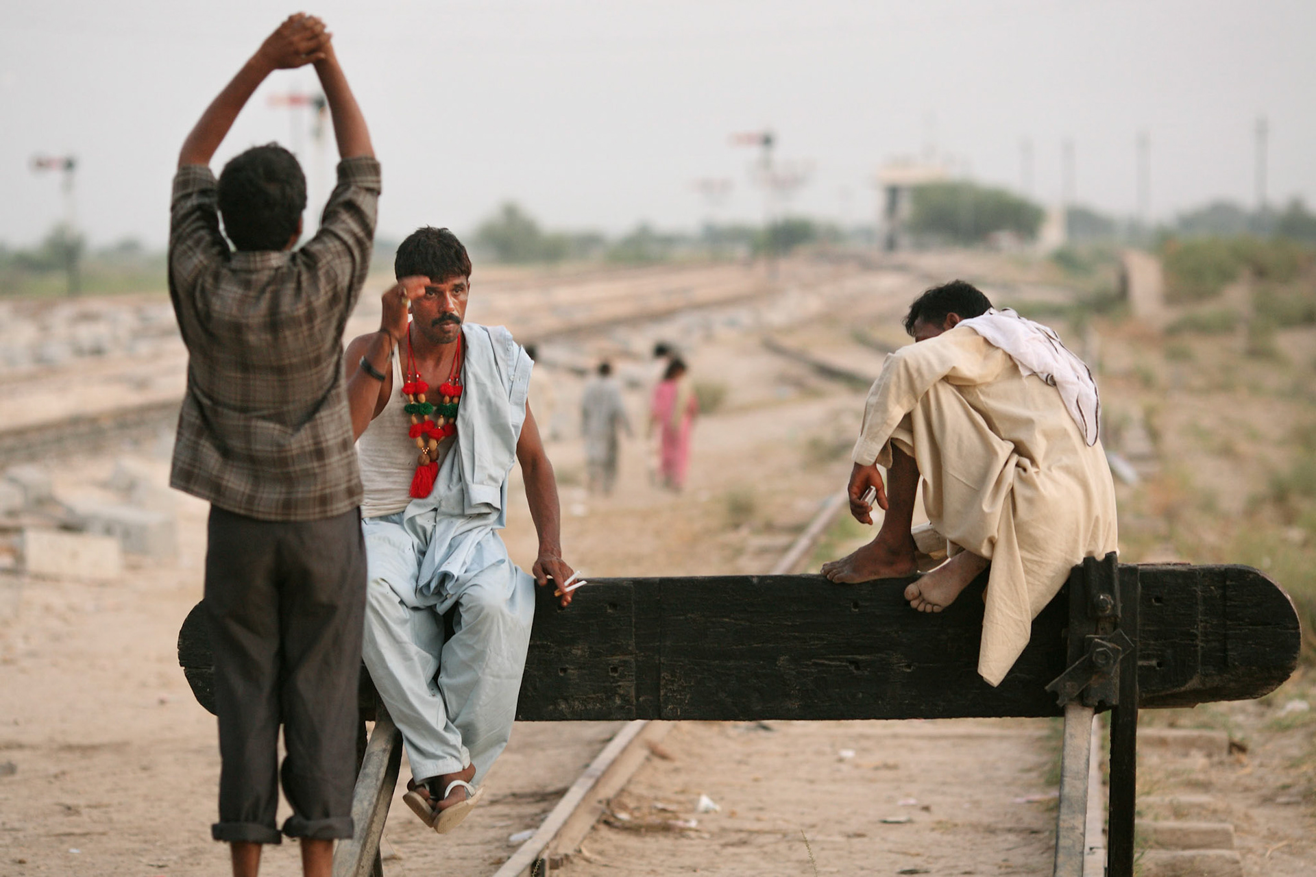 Passengers on the train took a rest at the platform on the way home from Sehwan Sharif. (Travel)