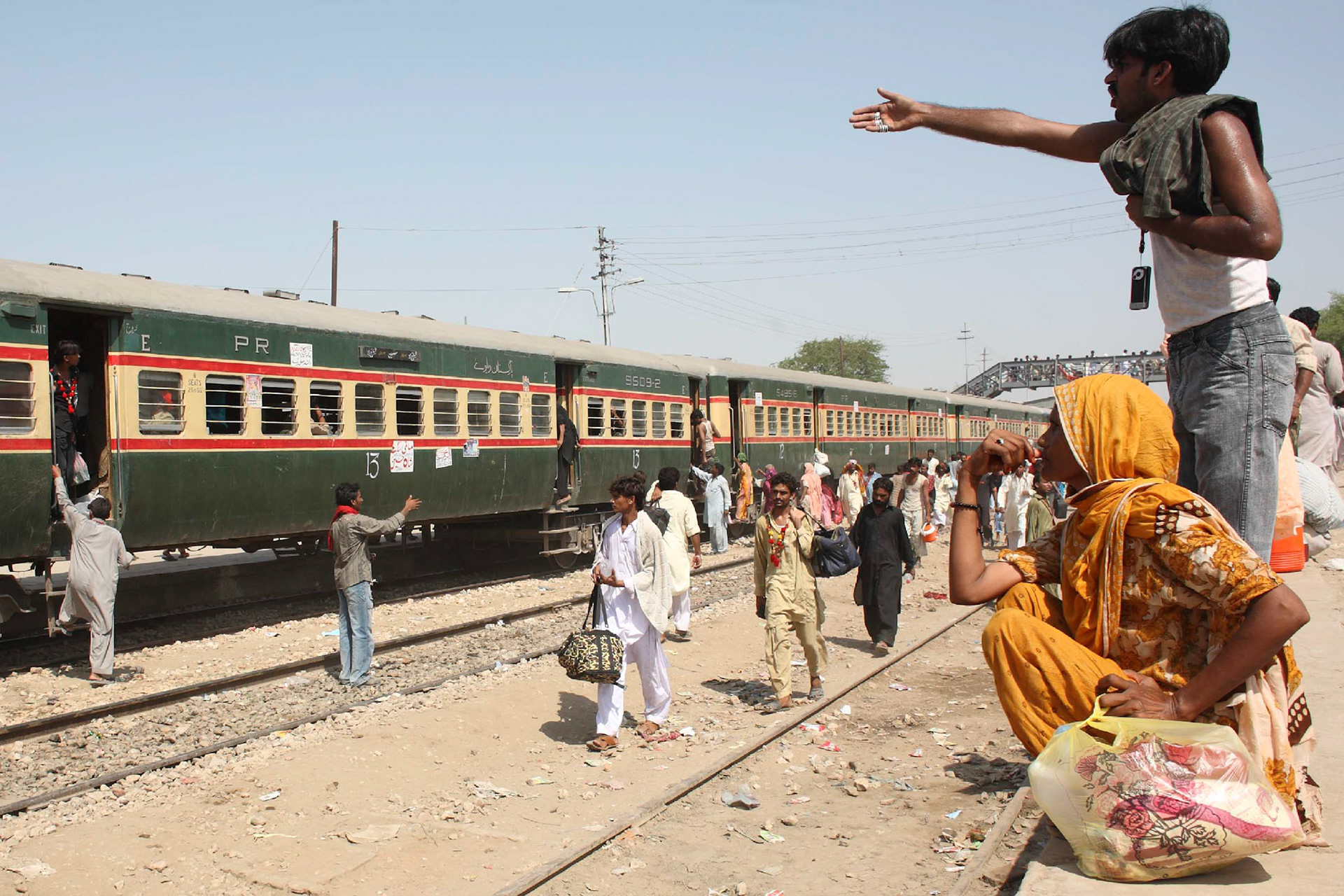 We did not know when the train depart and could not find the station attendants. Passengers asked each other the exact the coach that they booked. (Travel)