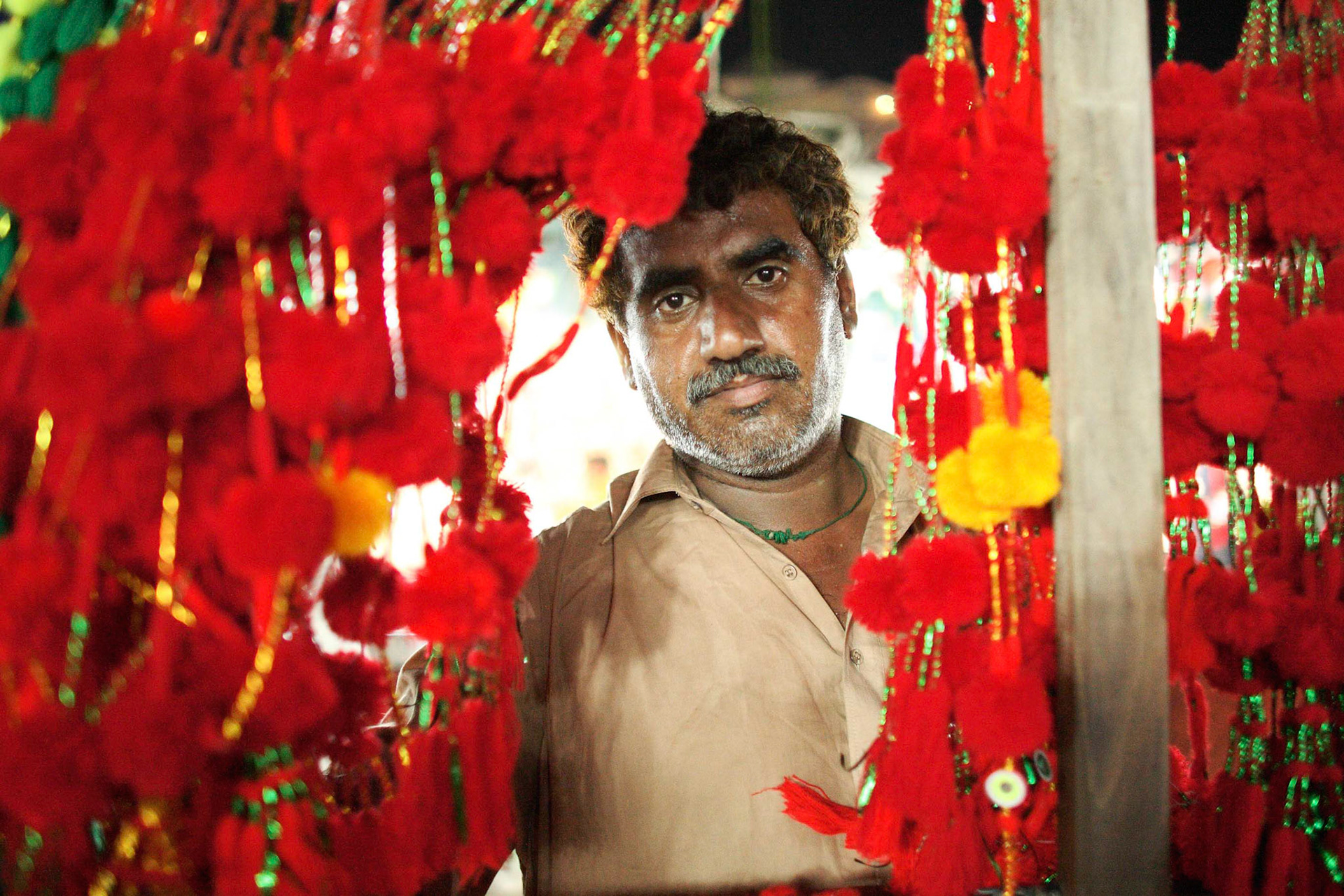 He had been selling the red necklaces until devotees left the town of Sehwan Sharif.(Travel)