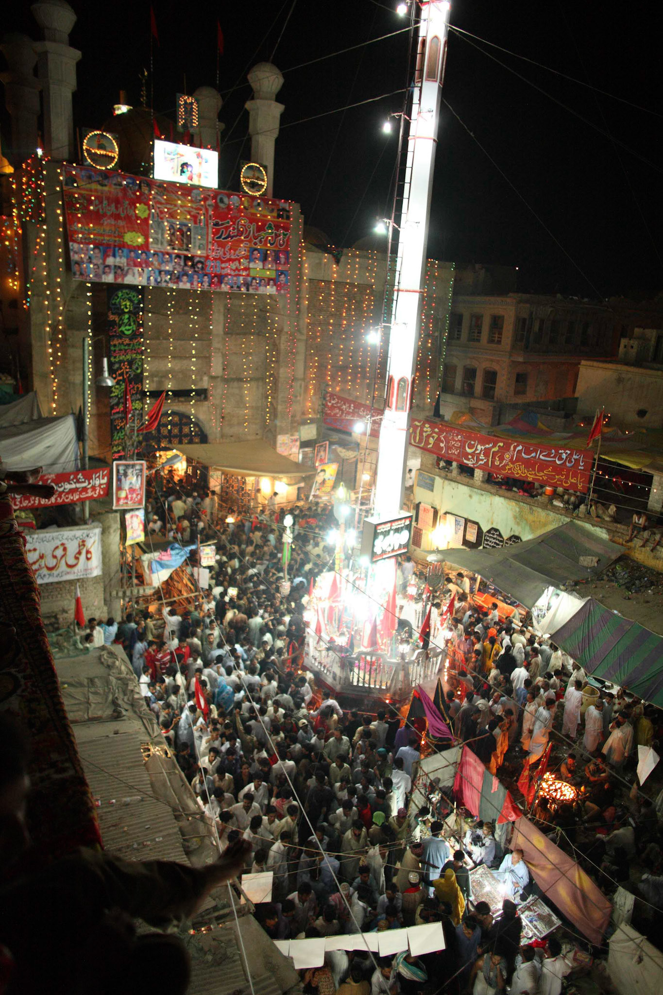 Thousands of devotees made a pilgrimage to the shrine of Hazrat Lal shahbaz Qalandar with glee. (Travel)