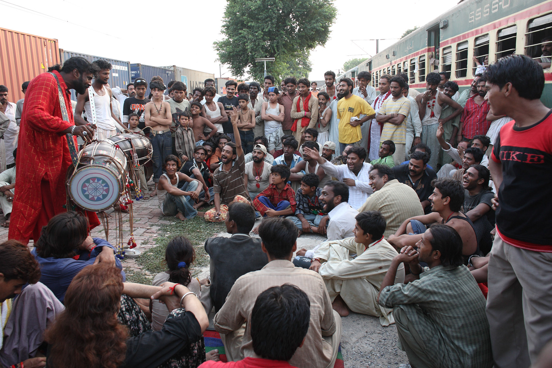 Devotees had sit in a round and enjoyed the sufi beat who played Gonga sain and Mithu sain at the platform during stoppage time. (Travel)