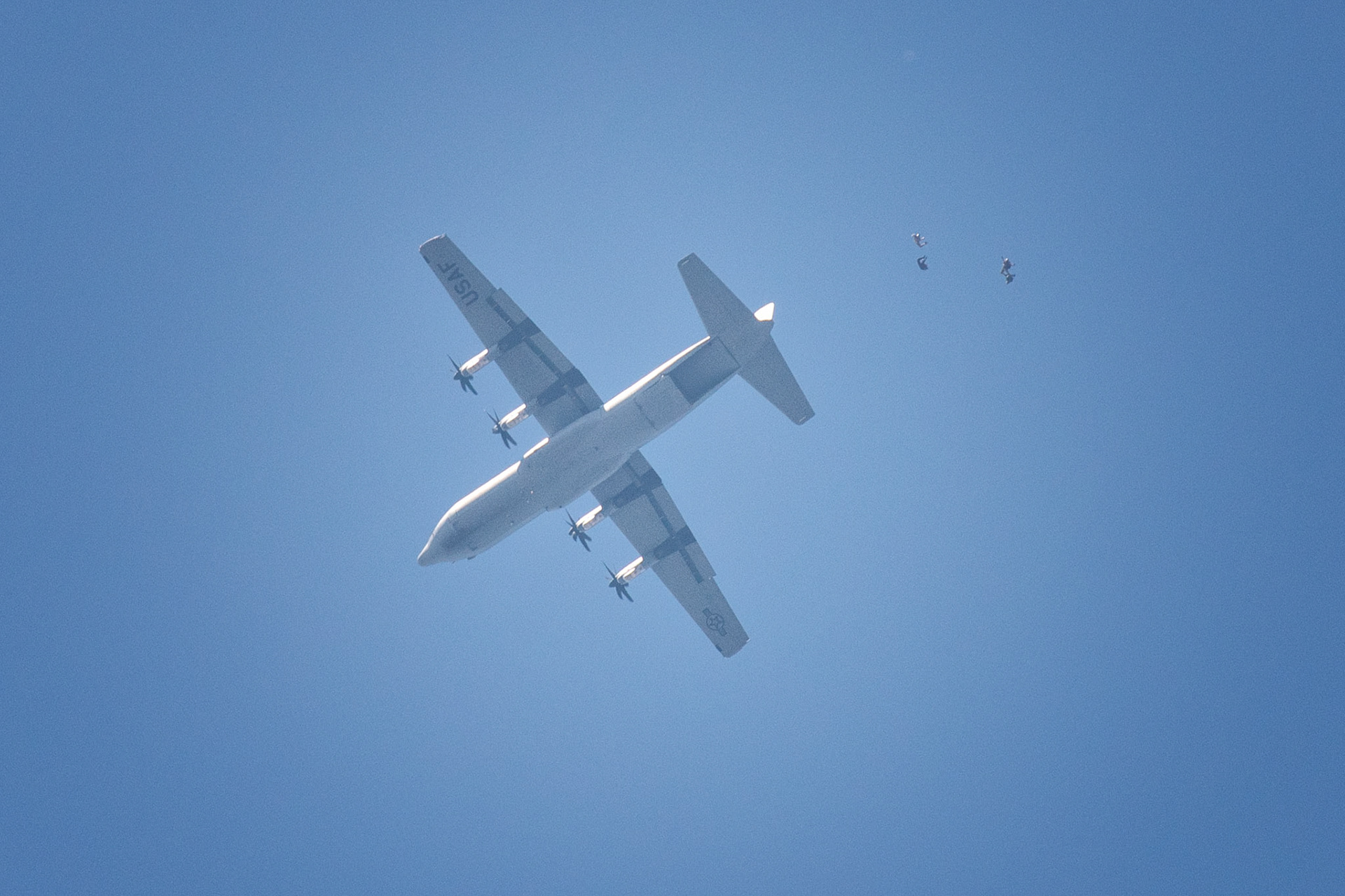 U.S soldiers from 1st Battalion, 1st Special Forces Group (Airborne) conduct high altitude low opening jump from a C-130J Super Hercules assigned to the 36th Airlift Squadron over Yokota Air  Base, Japan, June 17, 2020, during Exercise Gryphon Jet. Gryphon Jet is an integrated training exercise focused on improving interoperability throughout the special operations community. (U.S. Air Force photo by Yasuo Osakabe)