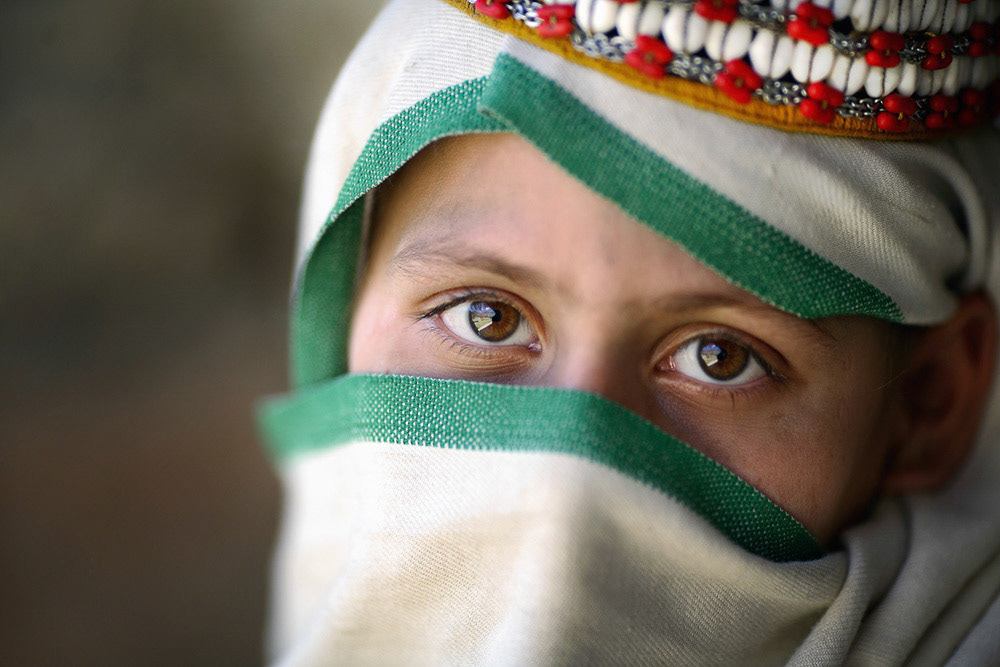 Her eyes is like a crystal stone. (Travel)
