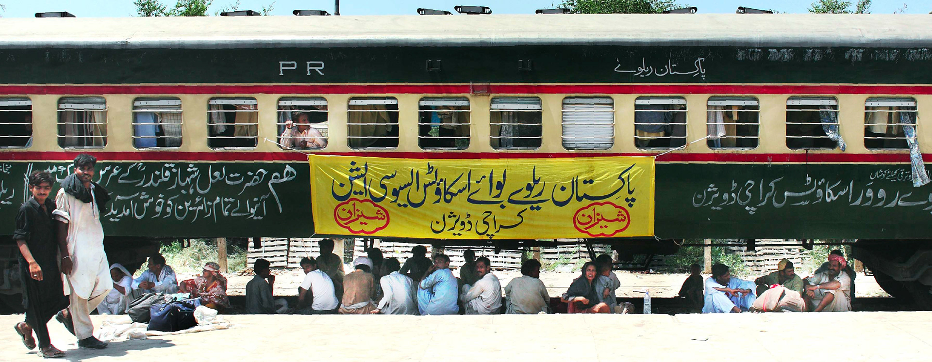 Passengers had been spent time in shaded area until the train departed. It was difficult to find a shaded area in this train station. (Travel)
