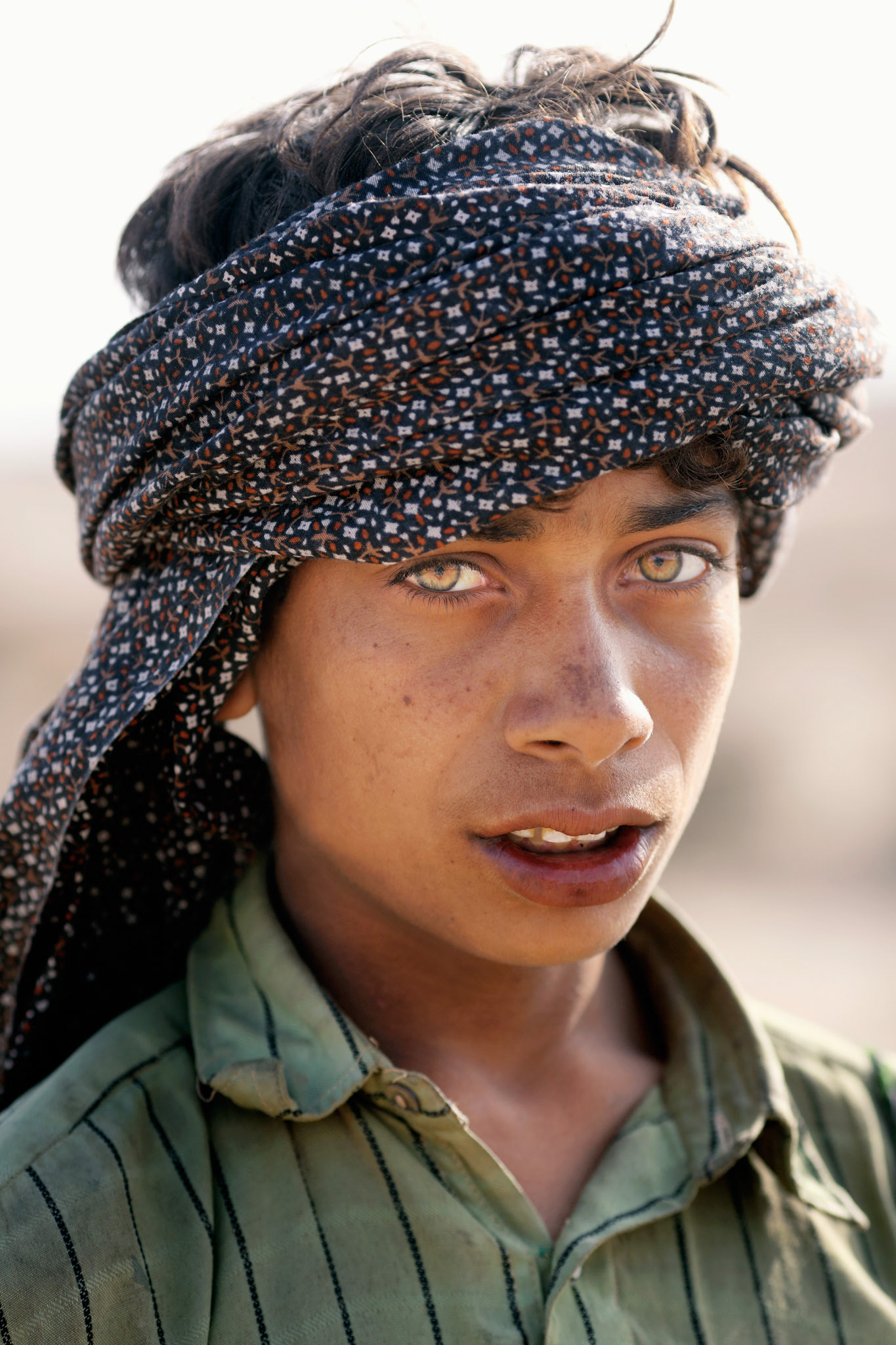He and his younger brother were going to move the next oasis with his camel on the furniture and household goods. (Travel)