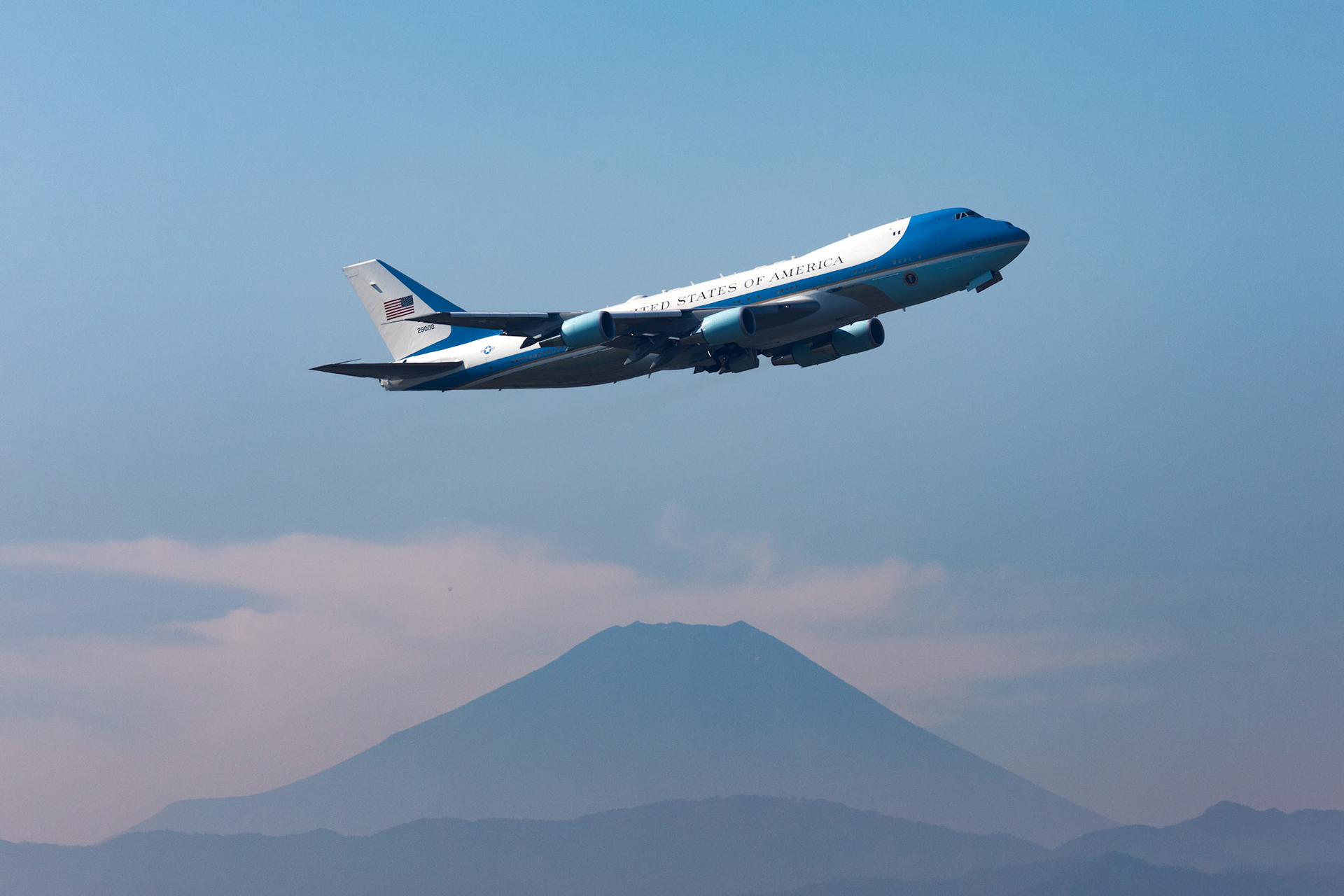 Personnel on Air Force One depart Yokota Air Base, Japan, Nov. 7, 2017, after President of the United States Donald J. Trump first visit Japan. Trump was in Japan for three days as part of a 12 day tour of the Indo-Asia Pacific region. (U.S. Air Force photo by Yasuo Osakabe)