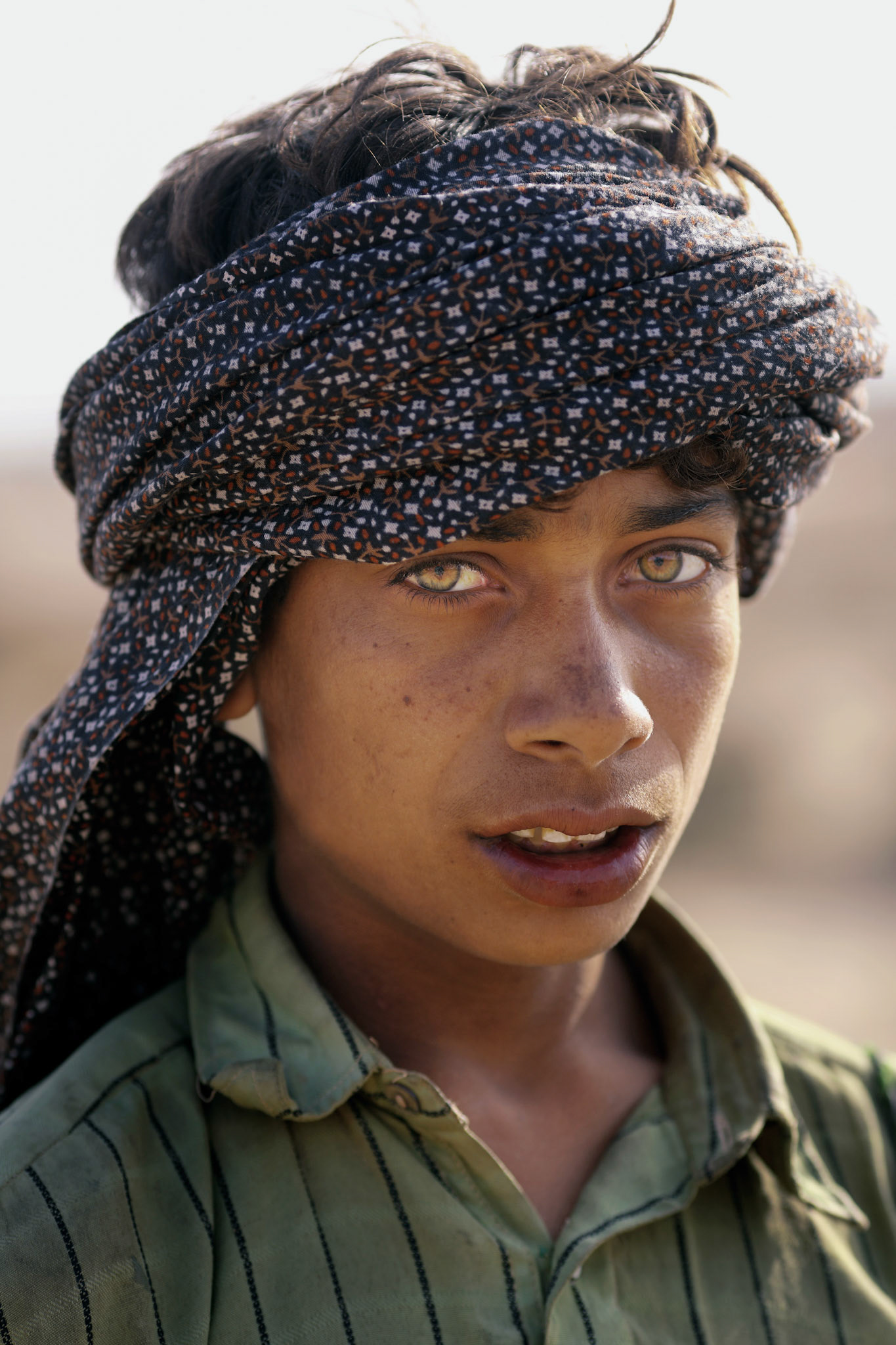 He and his younger brother were going to move the next oasis with his camel on the furniture and household goods. (Travel)