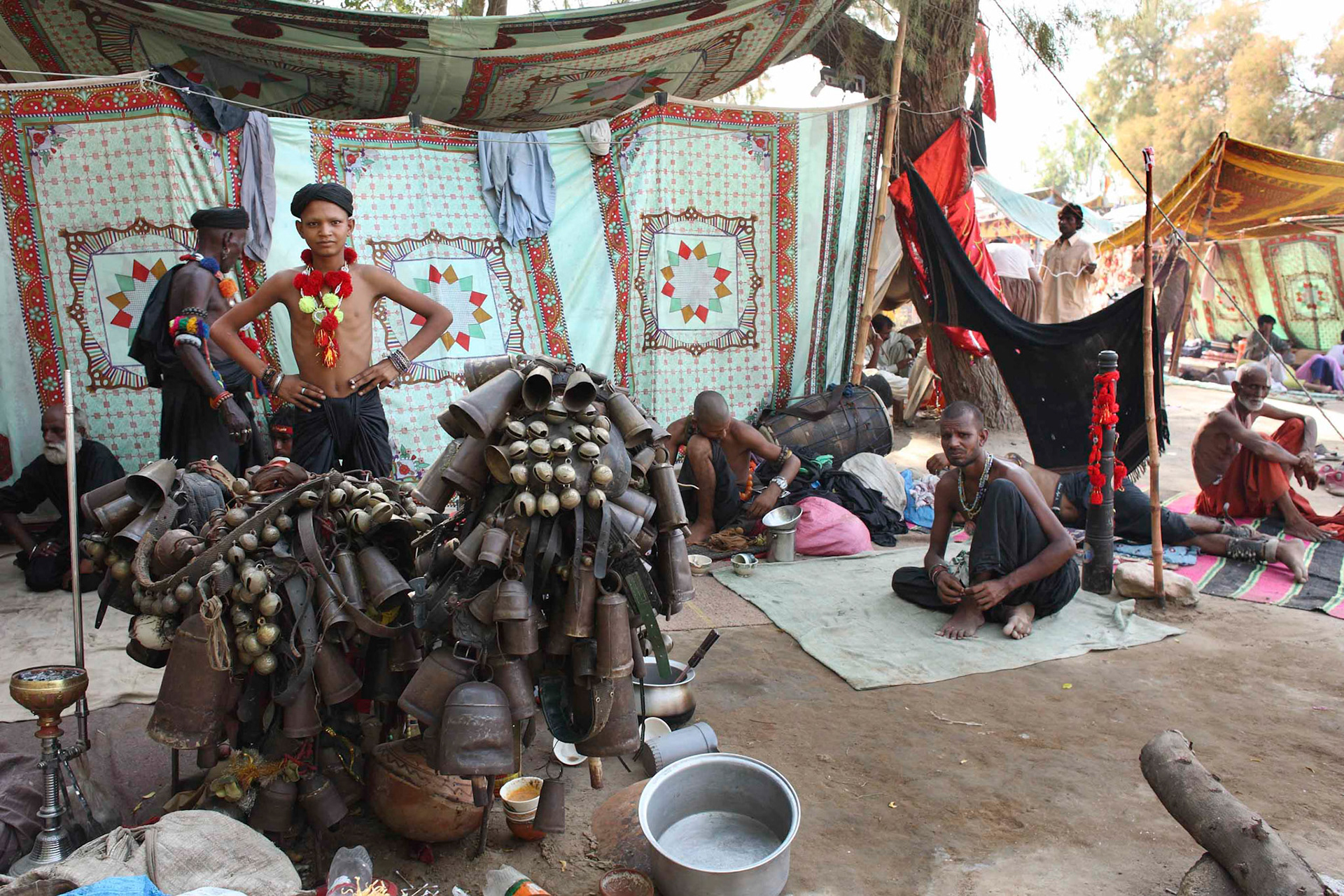 It was over 40 Celsius here Lalbaug, near Indus river. Sufi dervishes sit down under the shadow and waited for the evening. (Travel)