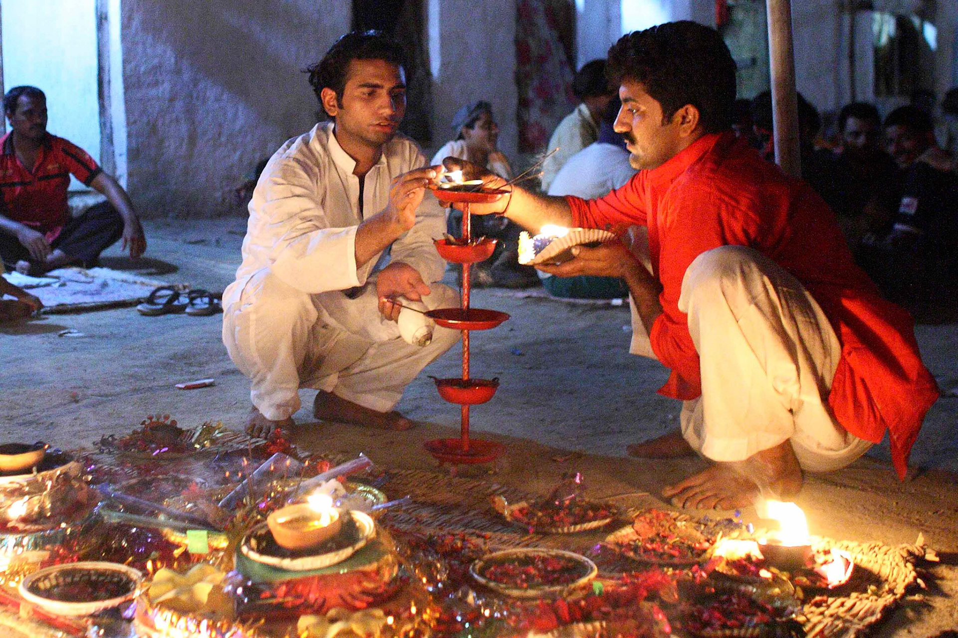 Let the candlelights go out all night for the Qalandar and Devotees. (Travel)