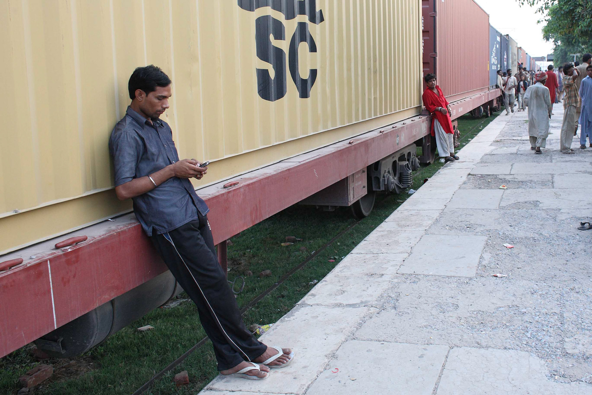The passenger from Sehwan Sharif was waiting for departure at Patoki Railway Station for 4 hours. Patoki Railway Station is 2 hours away from Lahore..... He sent the text message to the family to delay a back to home. (Travel)