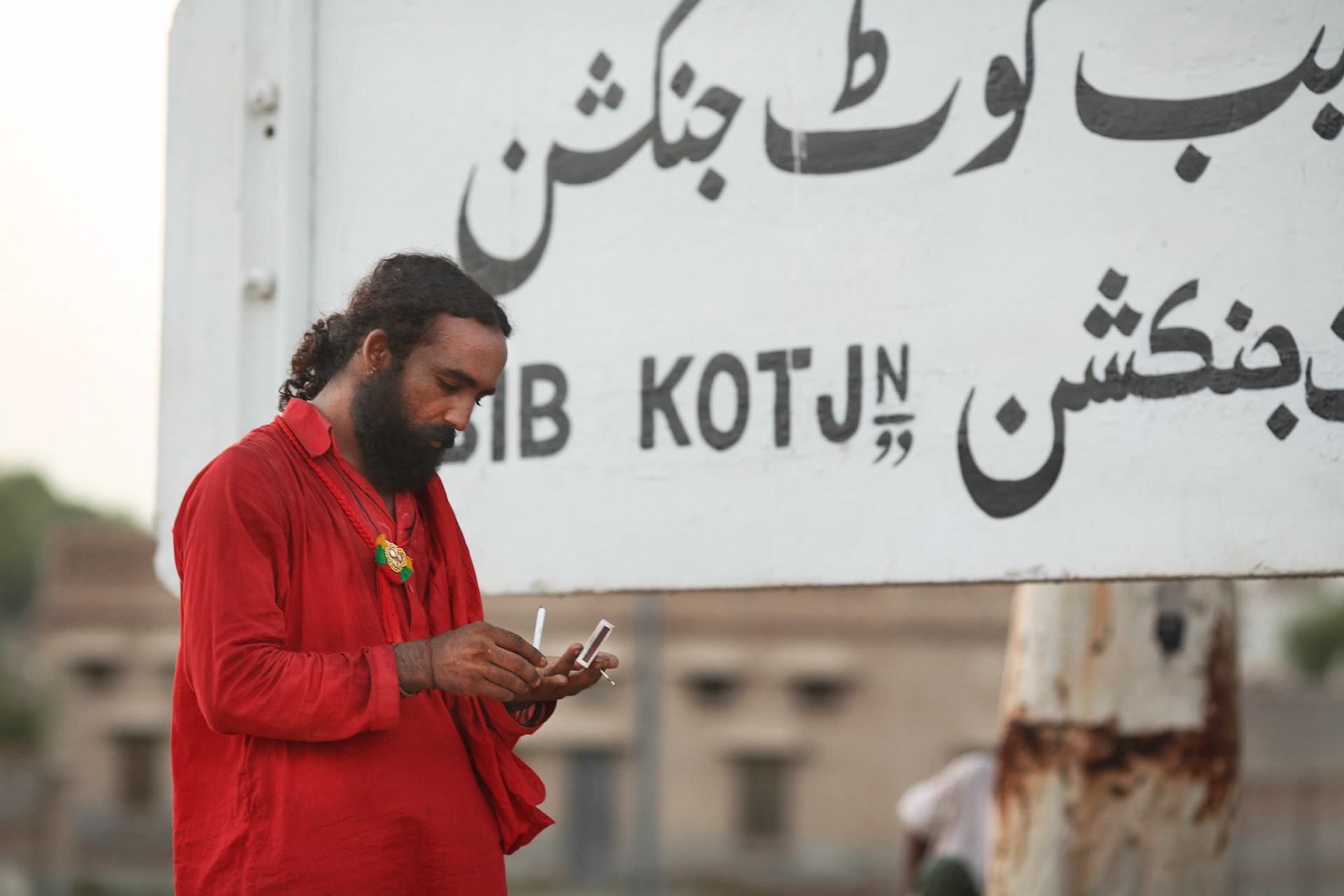 Mundar sain made the decision to stop smoking after this shot. This was his resolution after the pilgrimage of Lal Shahbaz Qalandar. (Travel)