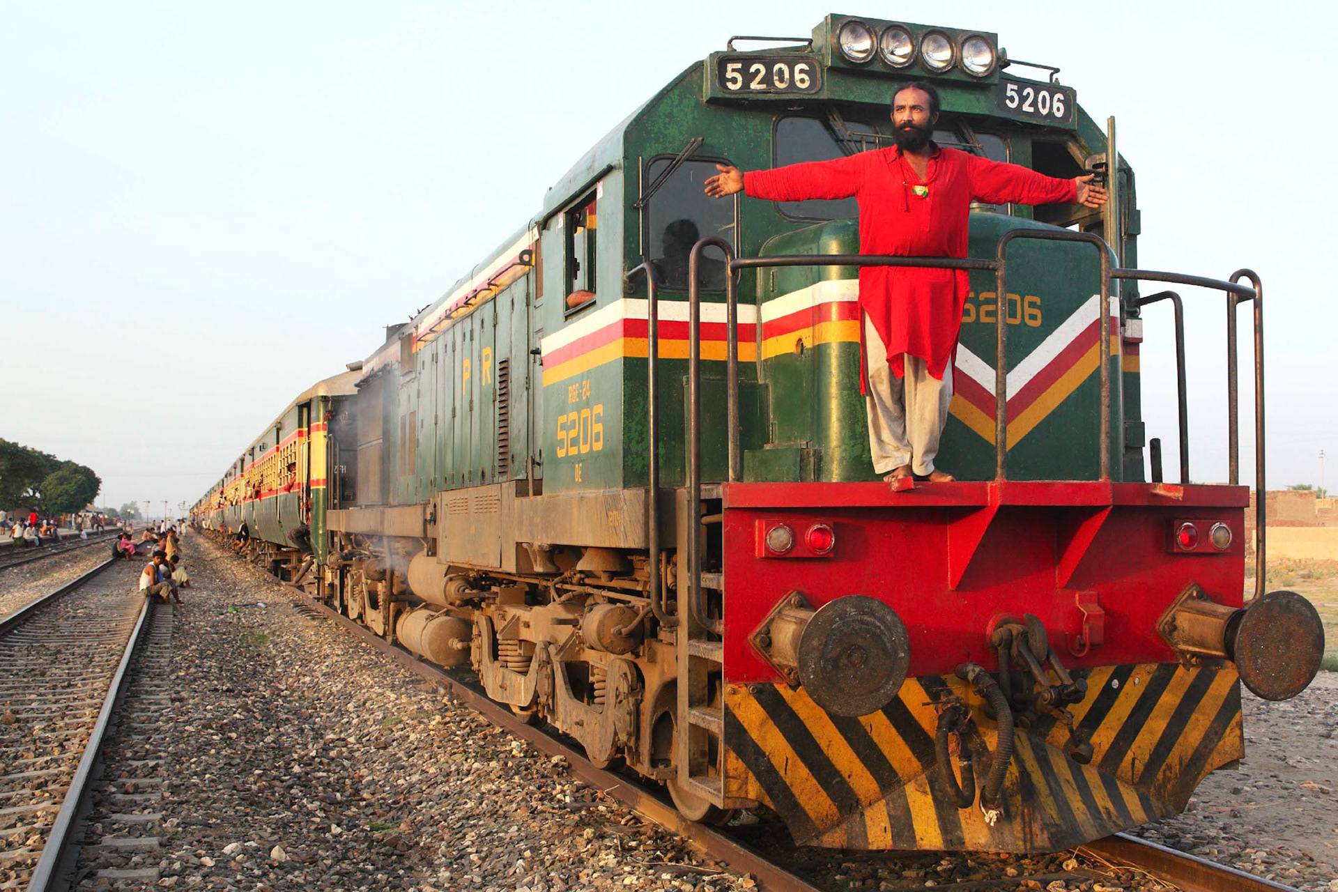 Mundar sain asked me take a photo in front of the train, like the Titanic....(Travel)