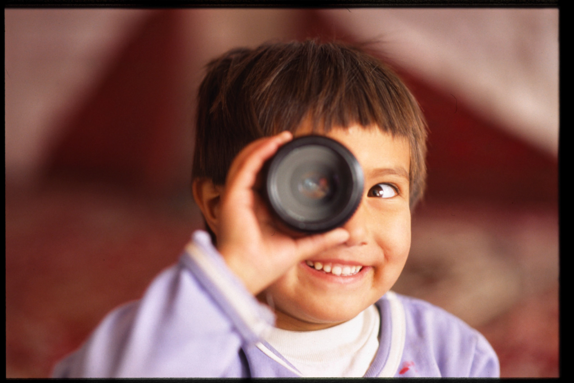 A Hazara girl looks into the lens at Kabul, Afghanistan, Oct. 2003. (Photo by Osakabe Yasuo)