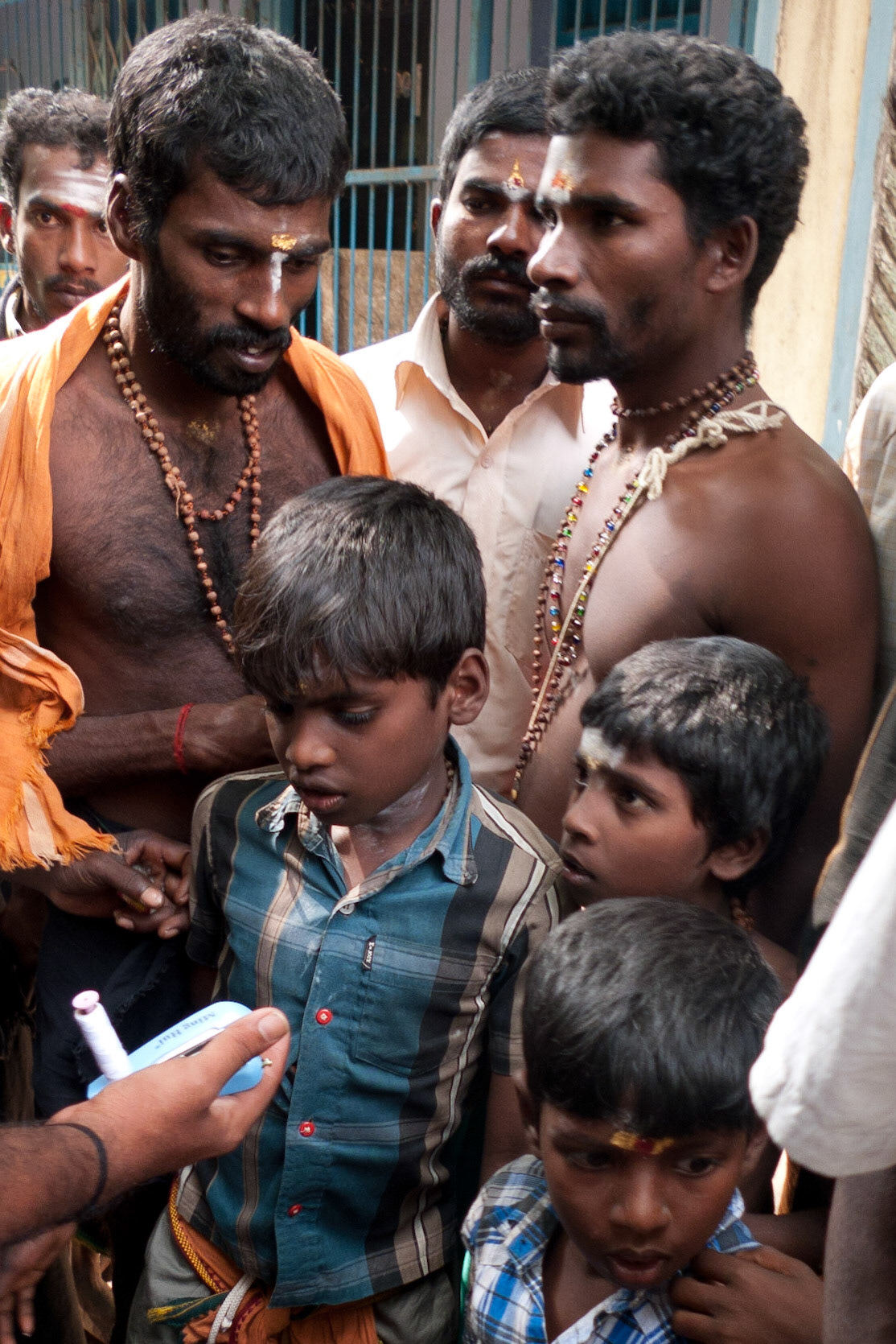 Madurai: selling hand sewing machine