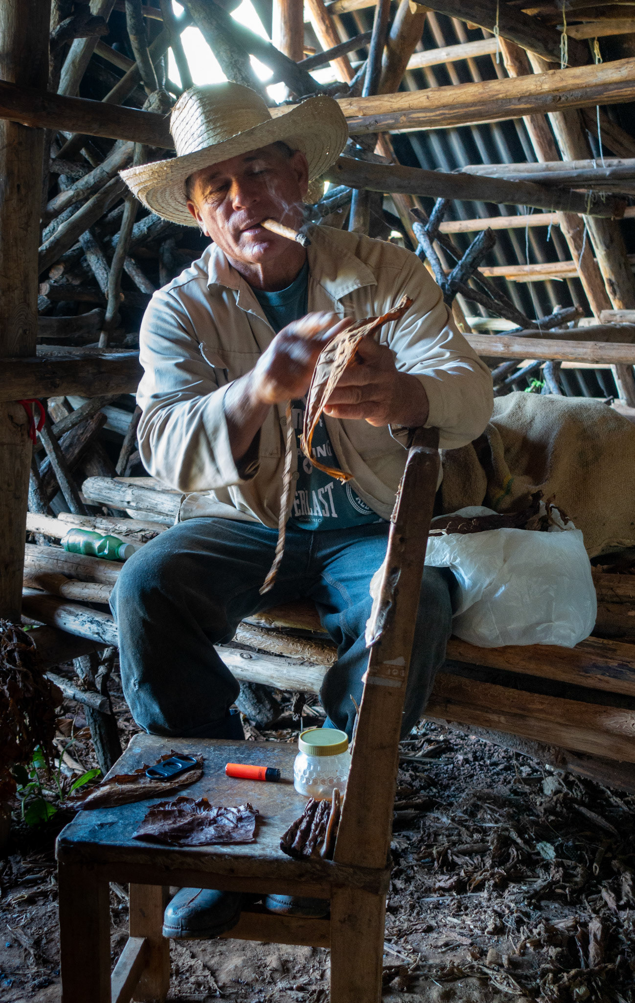 Vinales: Tobacco Farmer giving Cigar Lessons