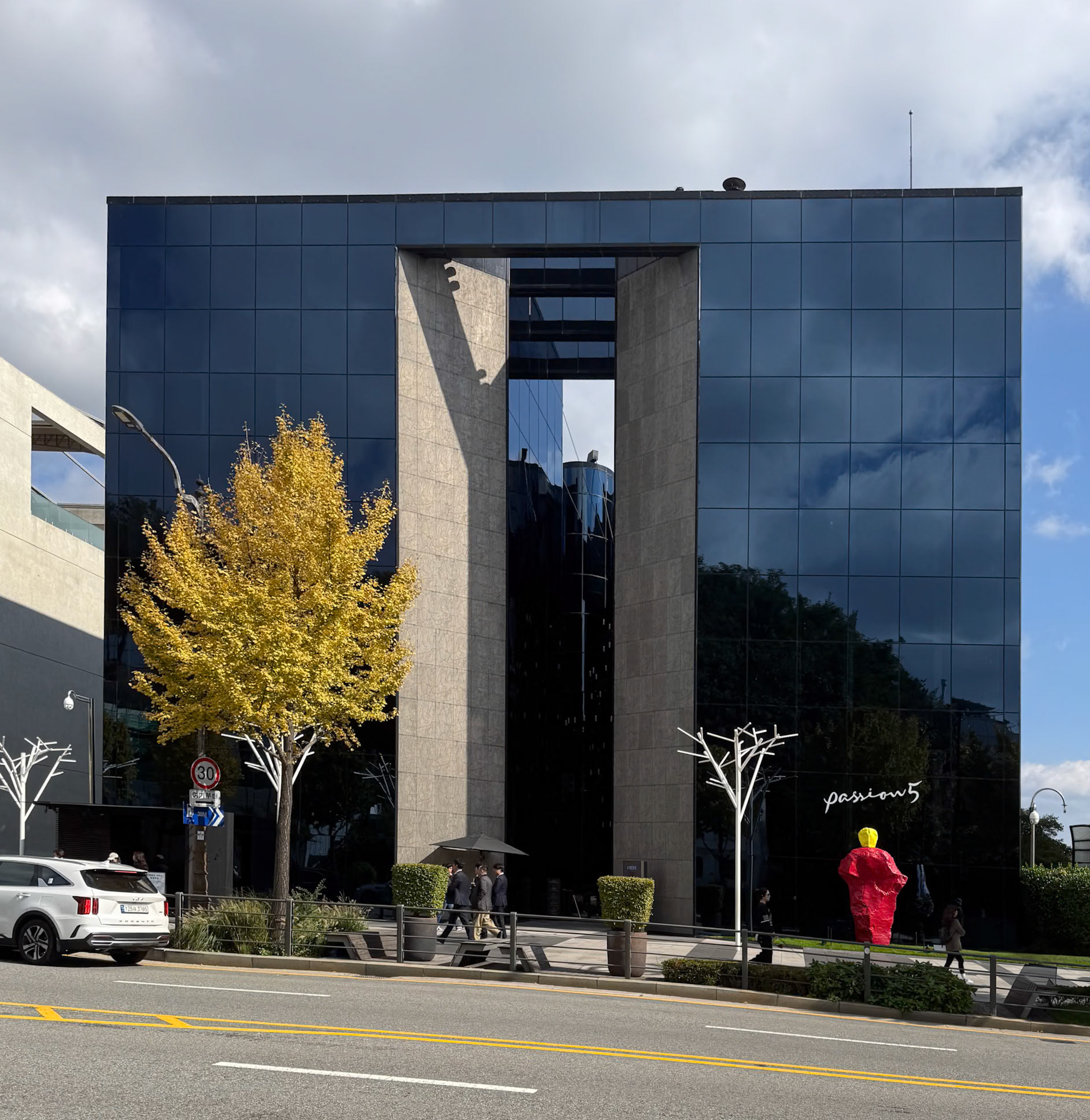 Seoul: sculpture by Ugo Rondinone