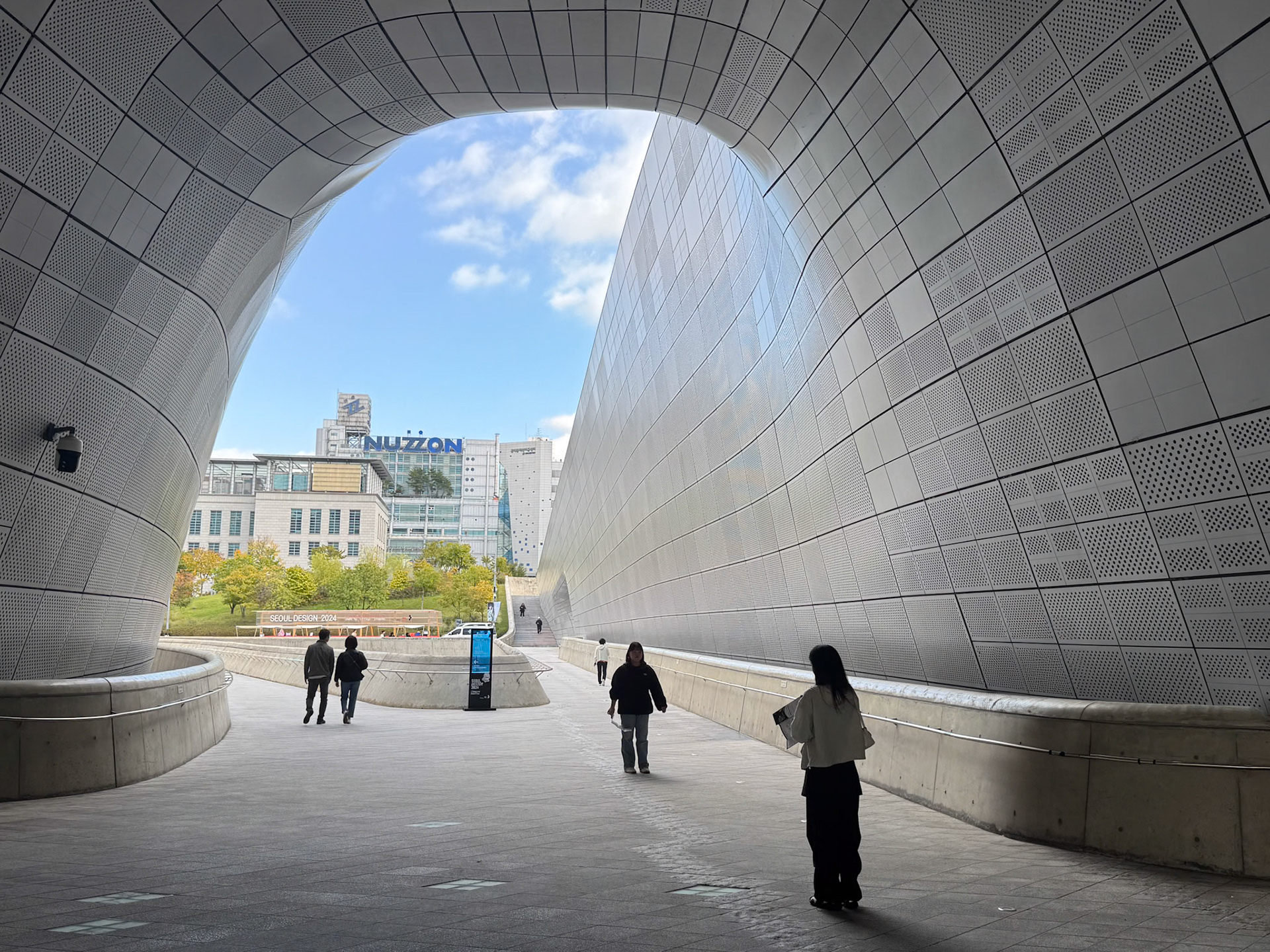 Seoul: Dongdaemun Design Plaza - Zaha Hadid
