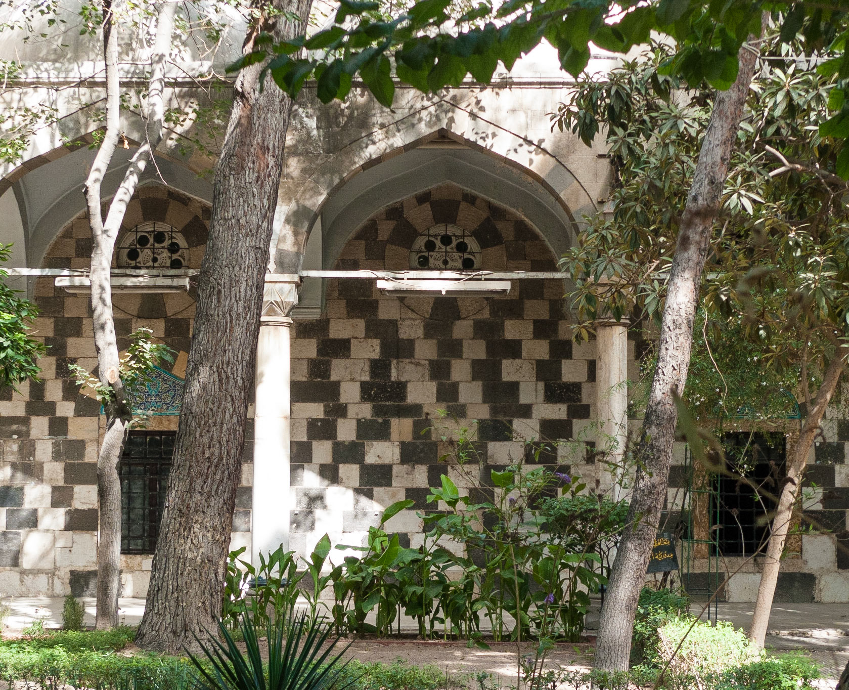 Damascus: Tekkiyeh as-Sulemaniyeh Mosque area -   intriguing Mamaluke pattern