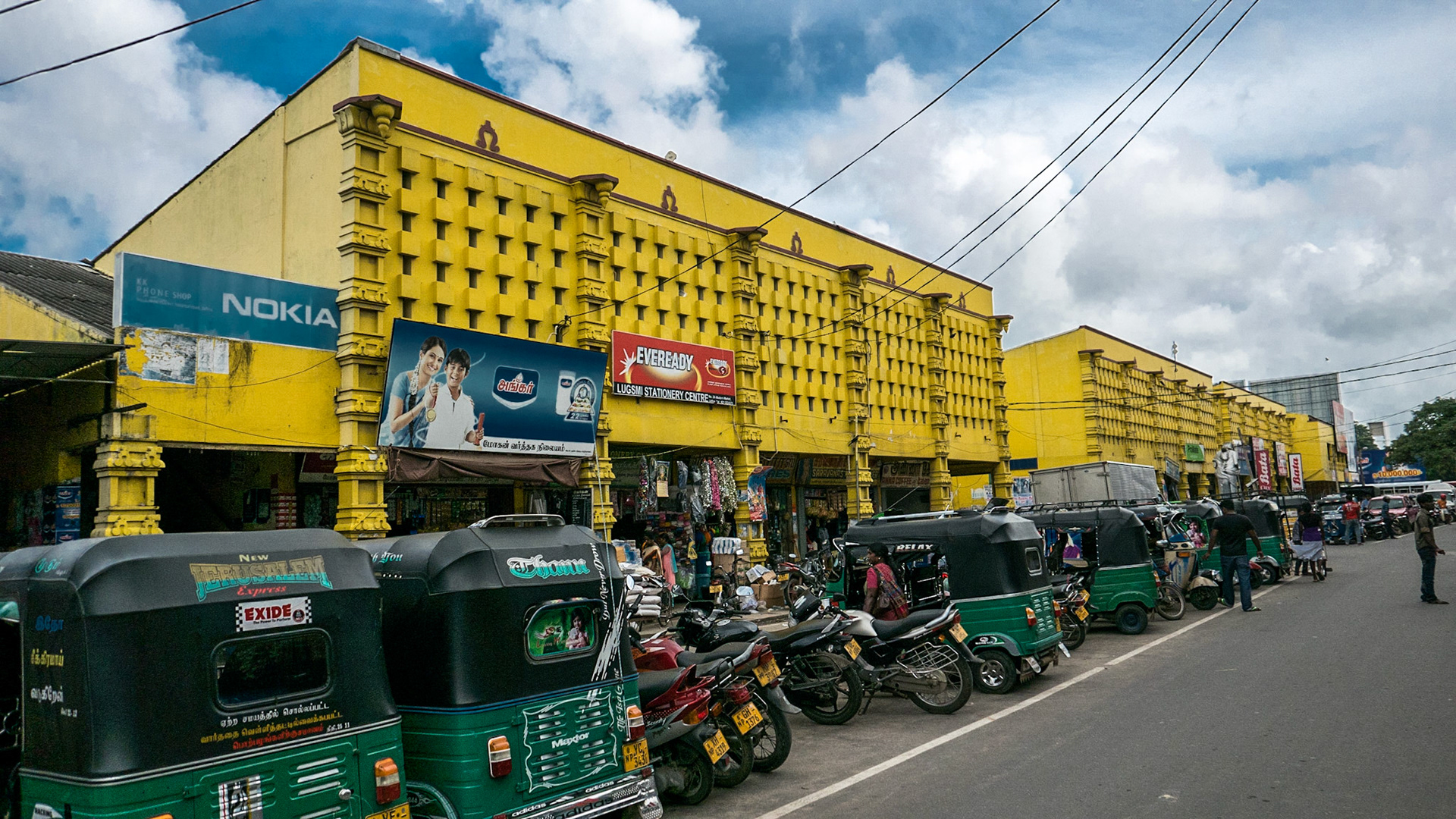 Jaffna: Street with Tuk-Tuks