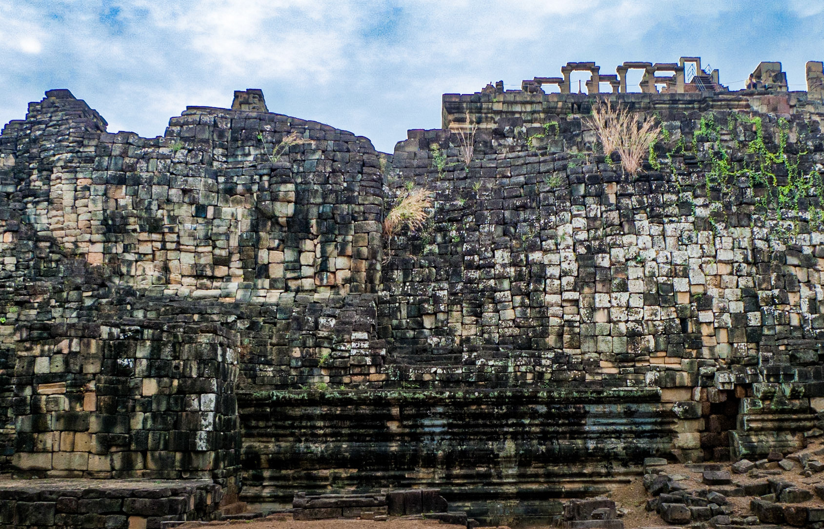 Baphon: You can just pick out  a reclining buddha. World's first pixellation?