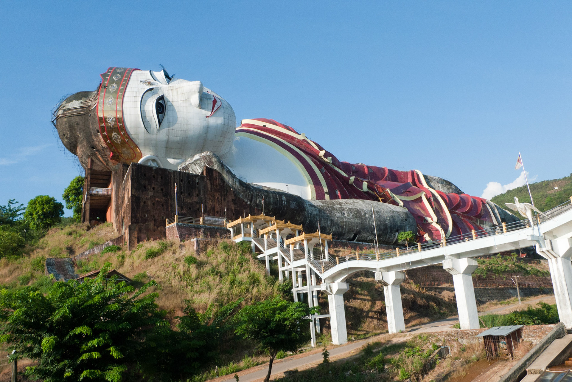 Win Sein Taw Ya Buddha: 400 cubits long