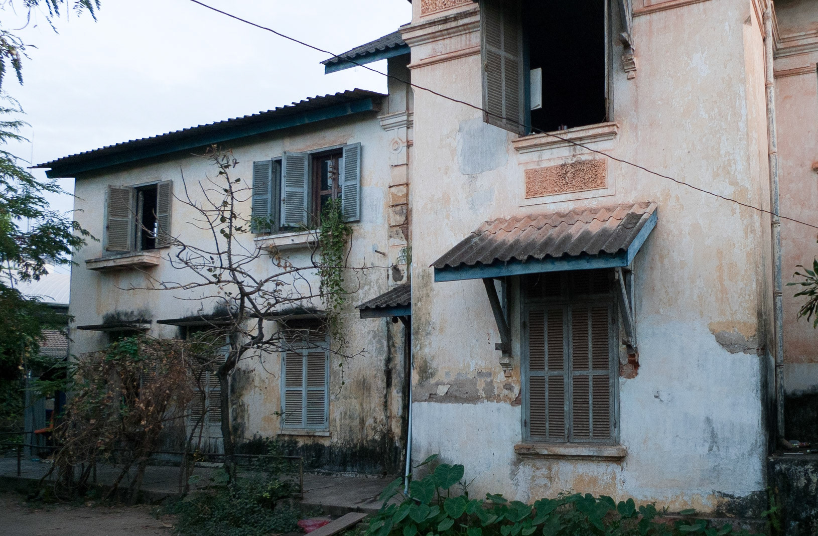 Vientiane: faded colonial house