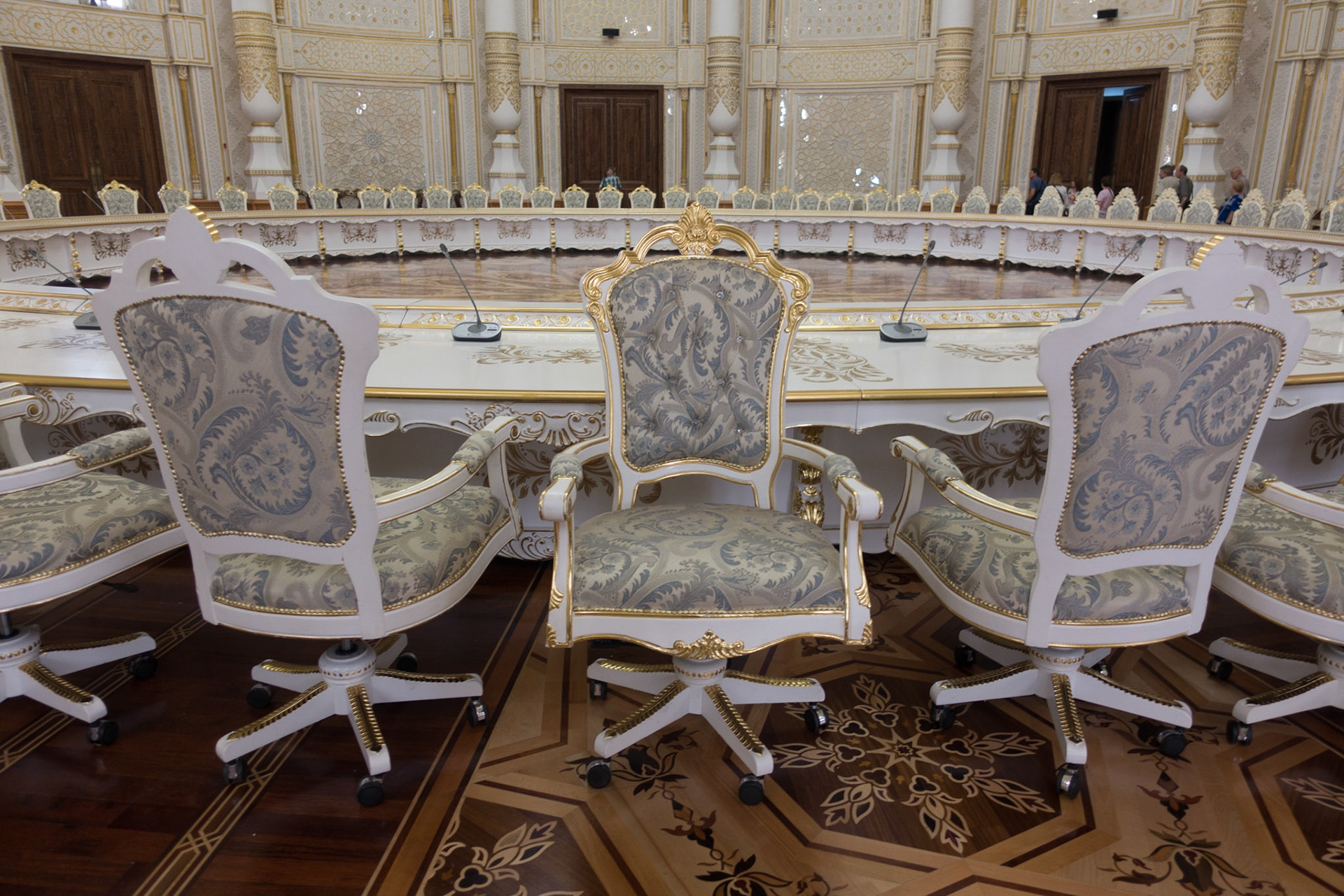 Dushanbe: (workers) Palace of Navroz