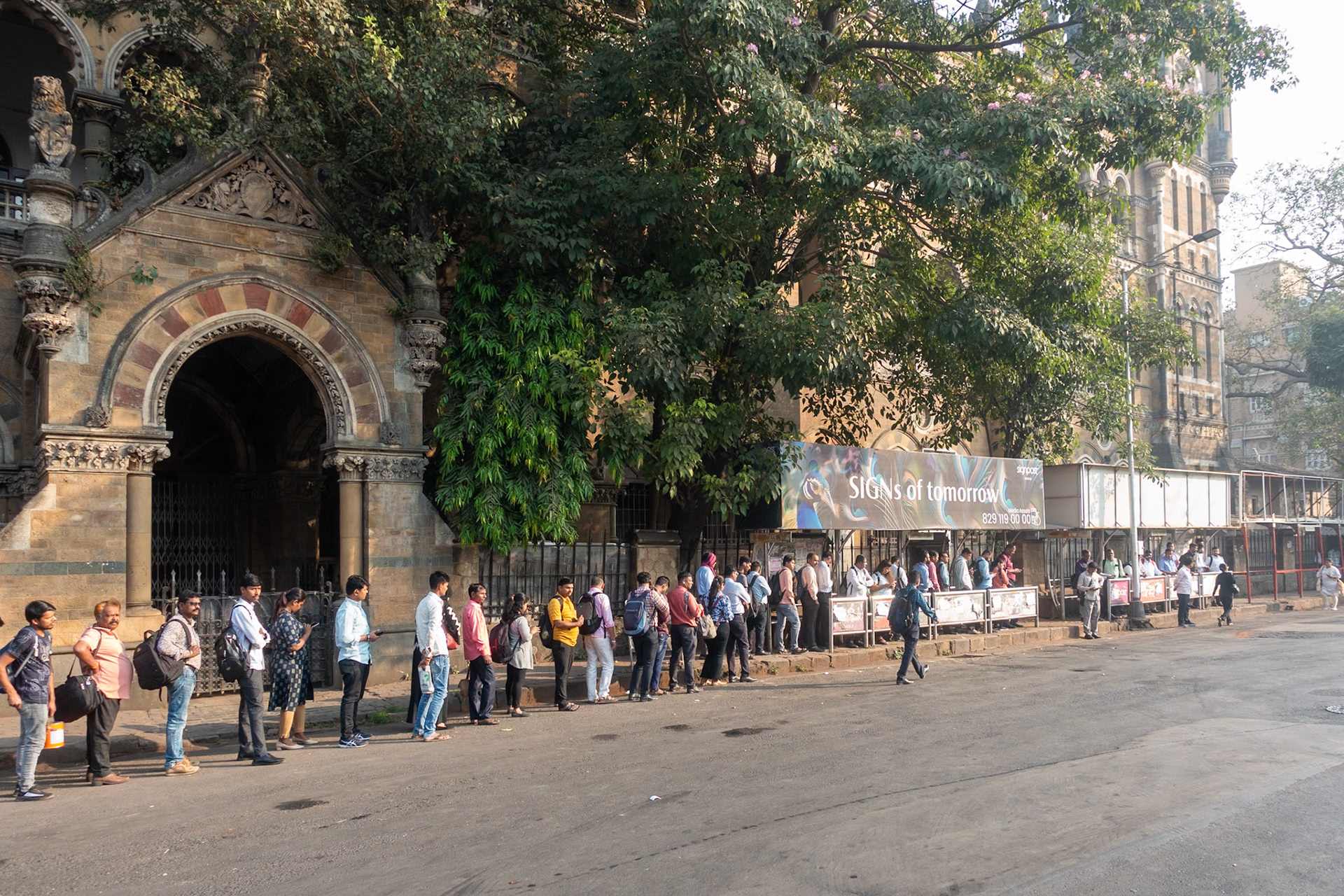 Mumbai: Queuing for the bus