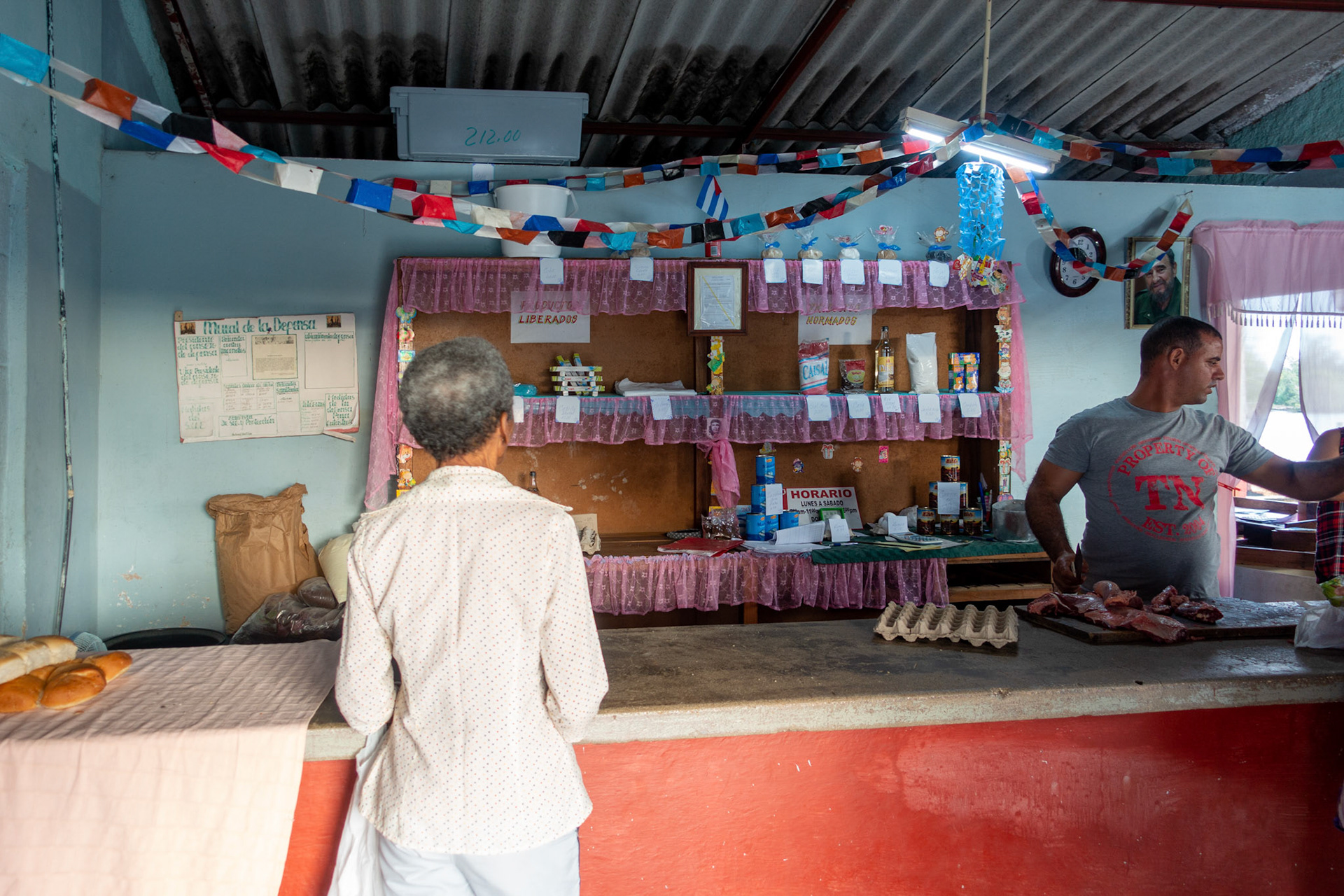 Playa Larga: Coupon Store - Everybody gets a chit for Food basics.