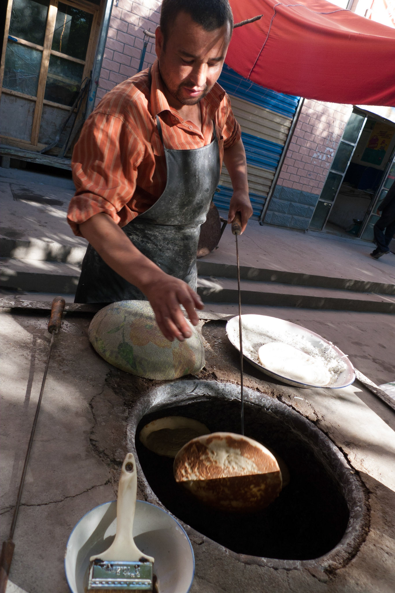 Karakorum Highway: roadside bread oven